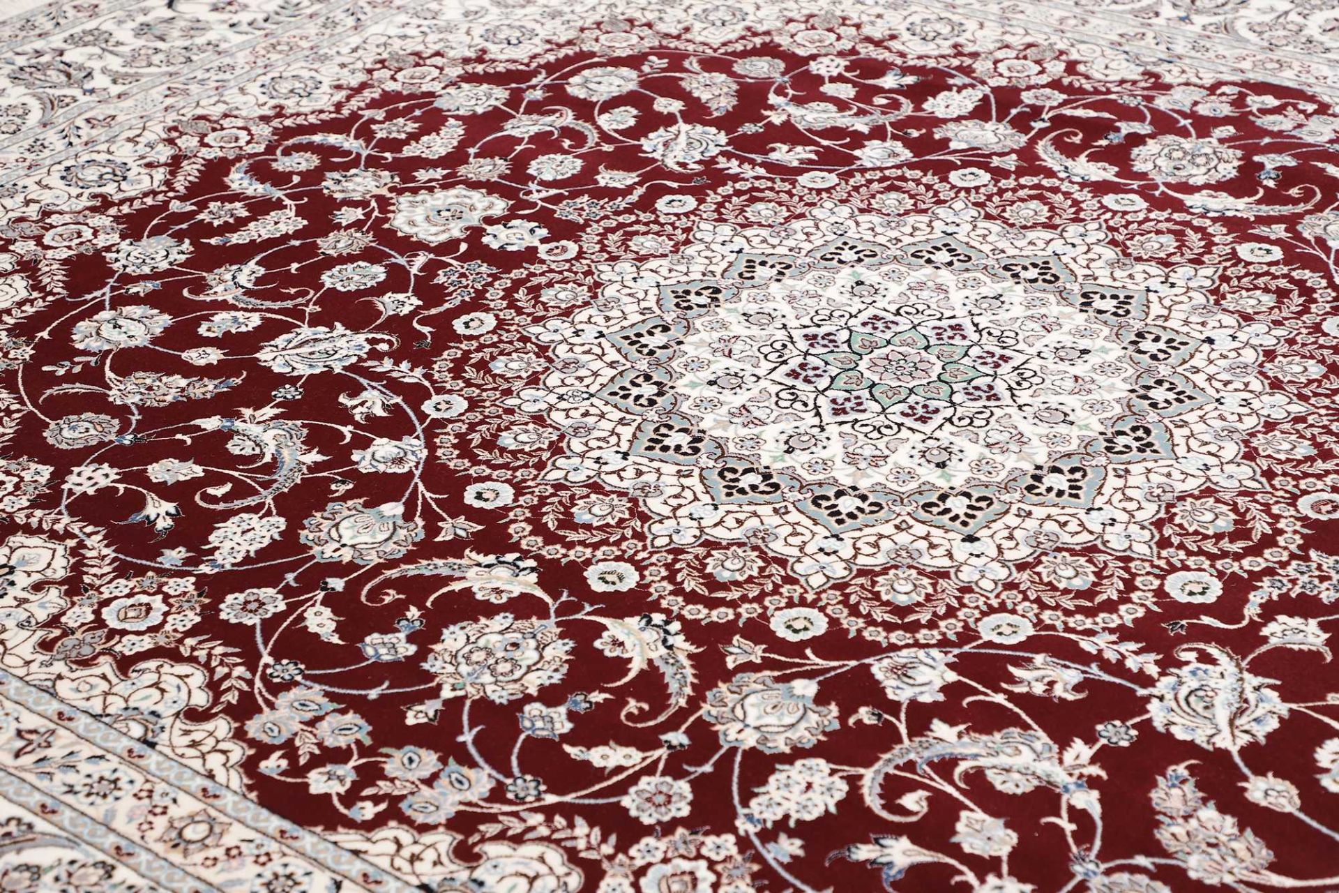 Handgeknüpfter Nain Perserteppich 263 × 314 cm