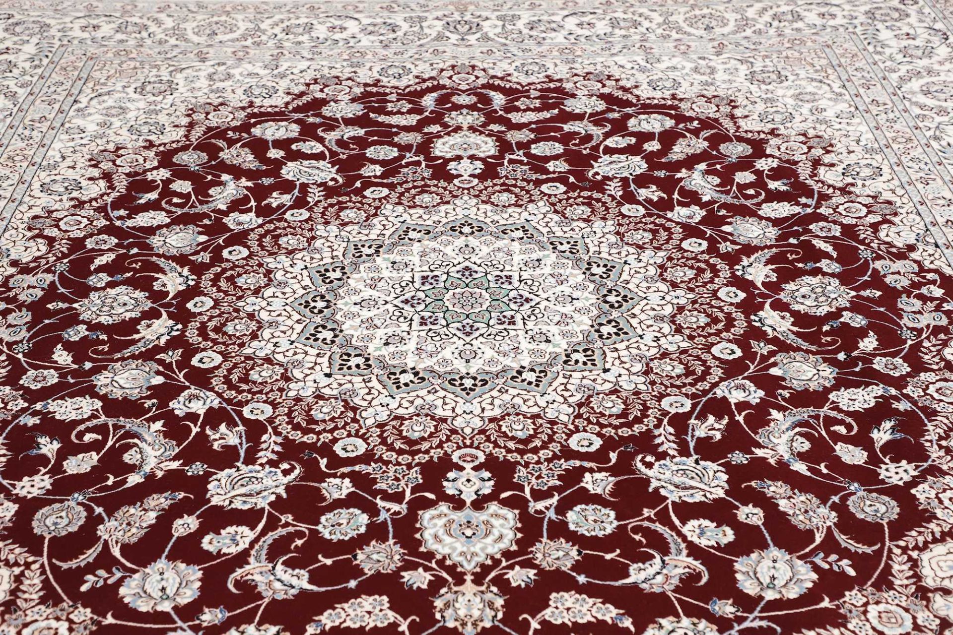 Handgeknüpfter Nain Perserteppich 263 × 314 cm