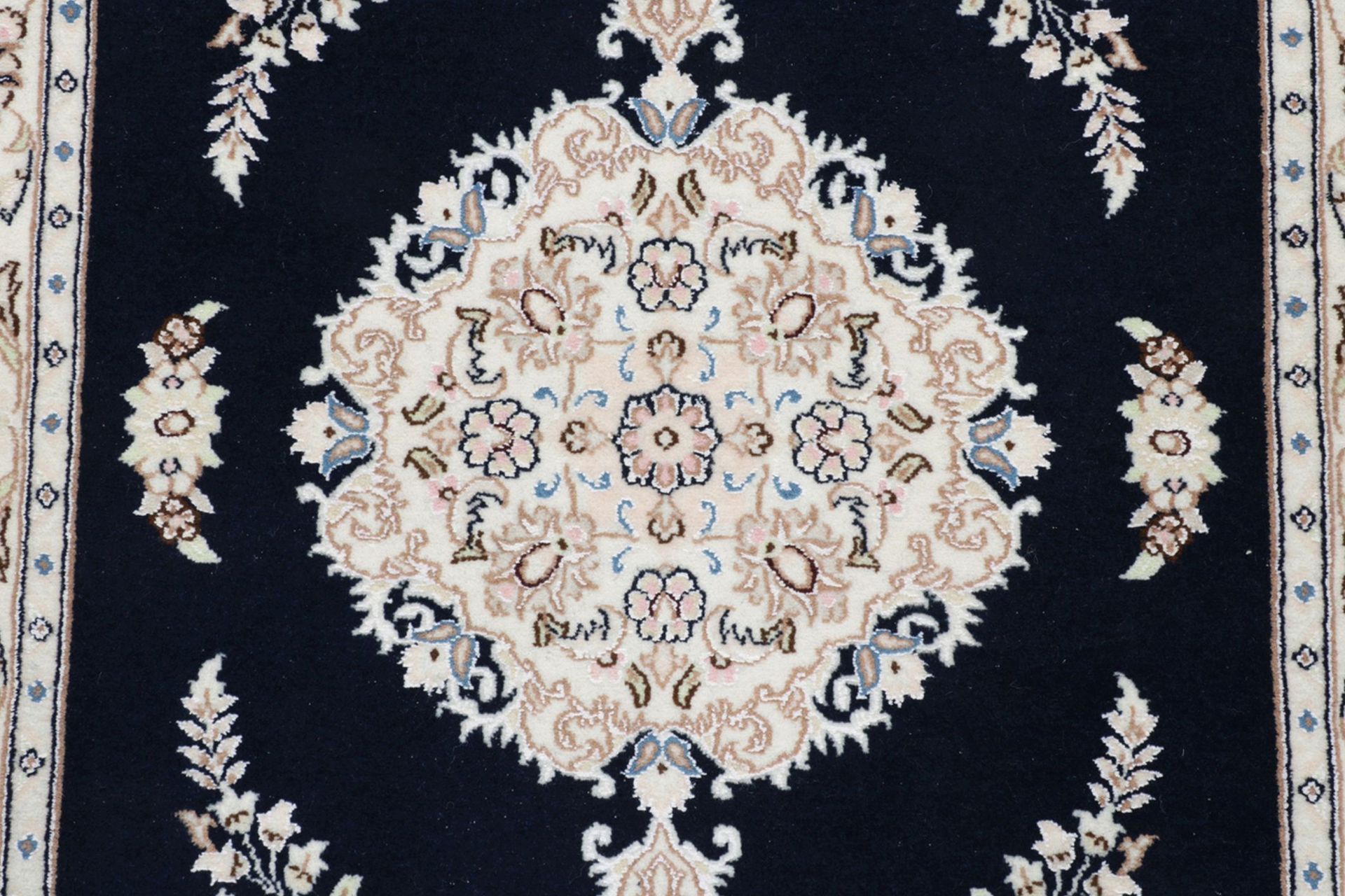 perserteppich-nain-82-x-135-cm-schurwolle-seide-handgeknupft-2 Handgeknüpfter Nain Perserteppich, 82 × 135 cm, Wolle & Seide