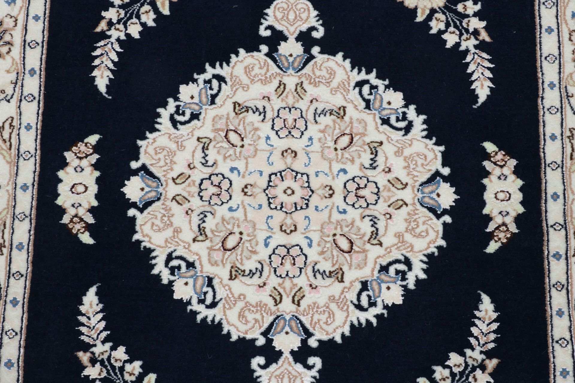 perserteppich-nain-81-x-133-cm-schurwolle-seide-handgeknupft-1 Nain Perserteppich aus Iran, 81 × 133 cm