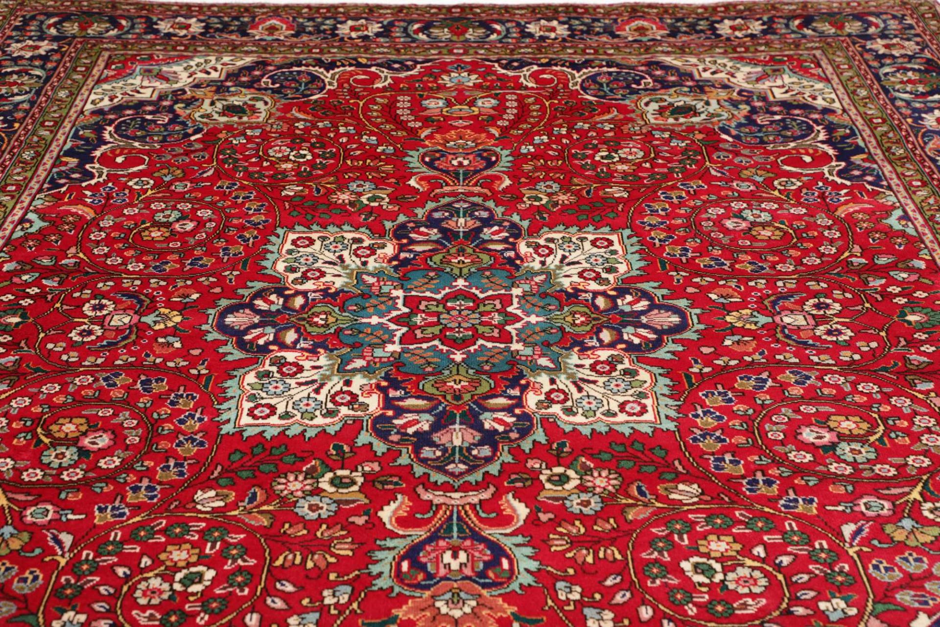 Täbriz Perserteppich 261 × 335 cm aus Wolle, handgeknüpft