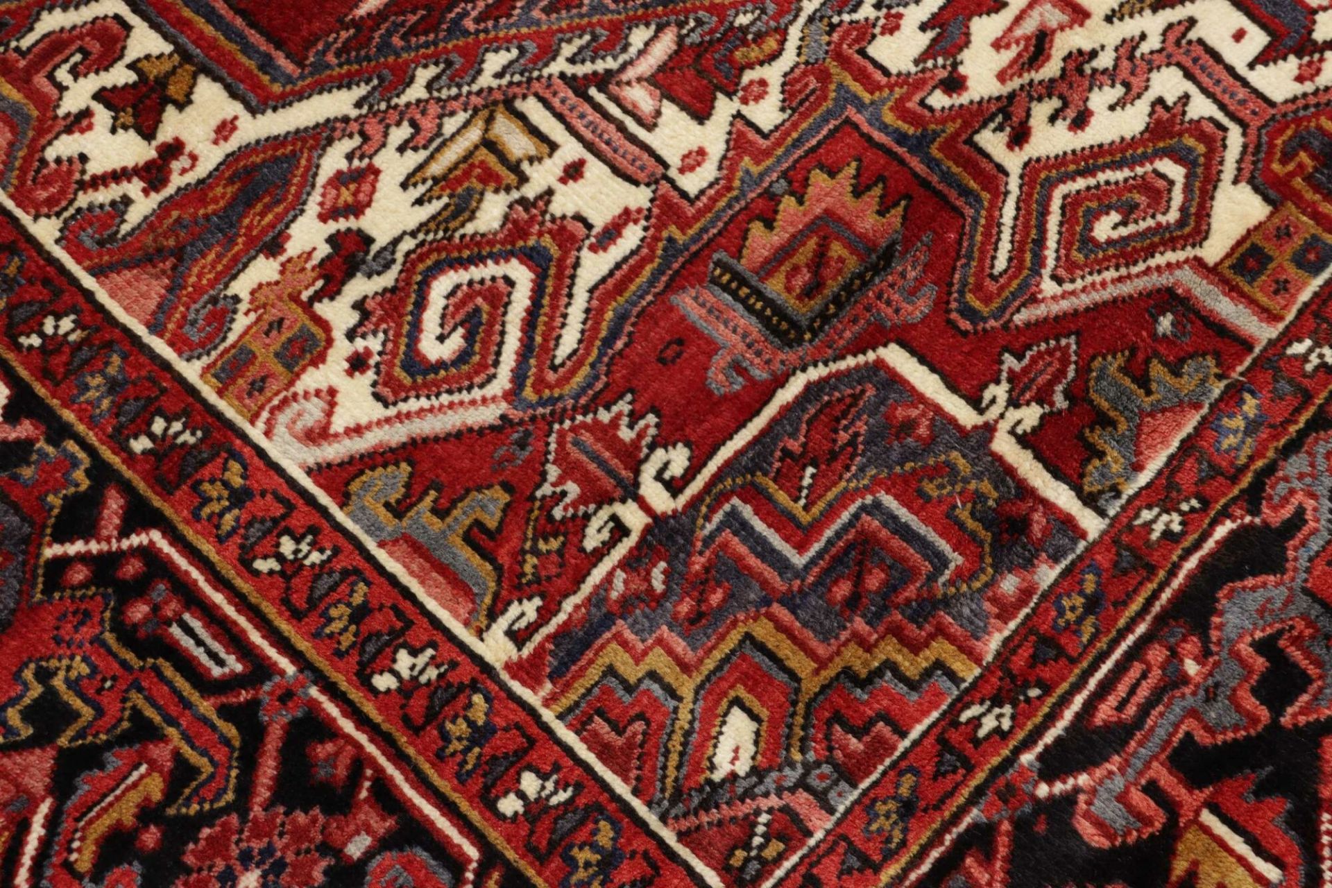 perserteppich-heriz-251-x-327-cm-schurwolle-handgeknupft-rustikal-10 Handgeknüpfter Heriz Perserteppich, 251 × 327 cm, Wolle