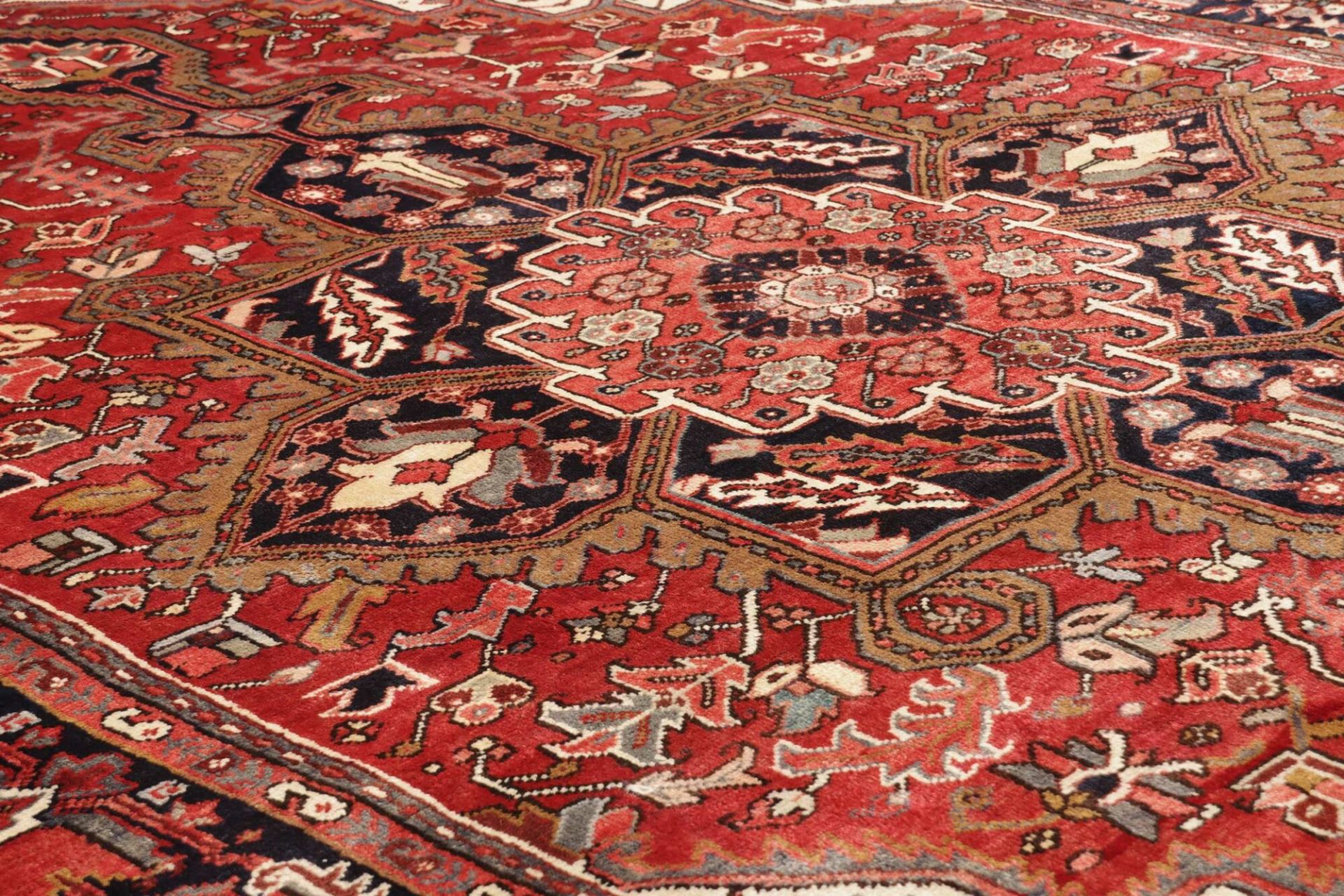 Handgeknüpfter Heriz Perserteppich 239 × 339 cm