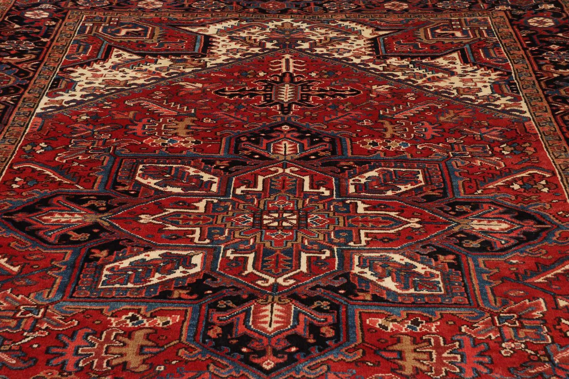 Handgeknüpfter Heriz Perserteppich 236 × 326 cm