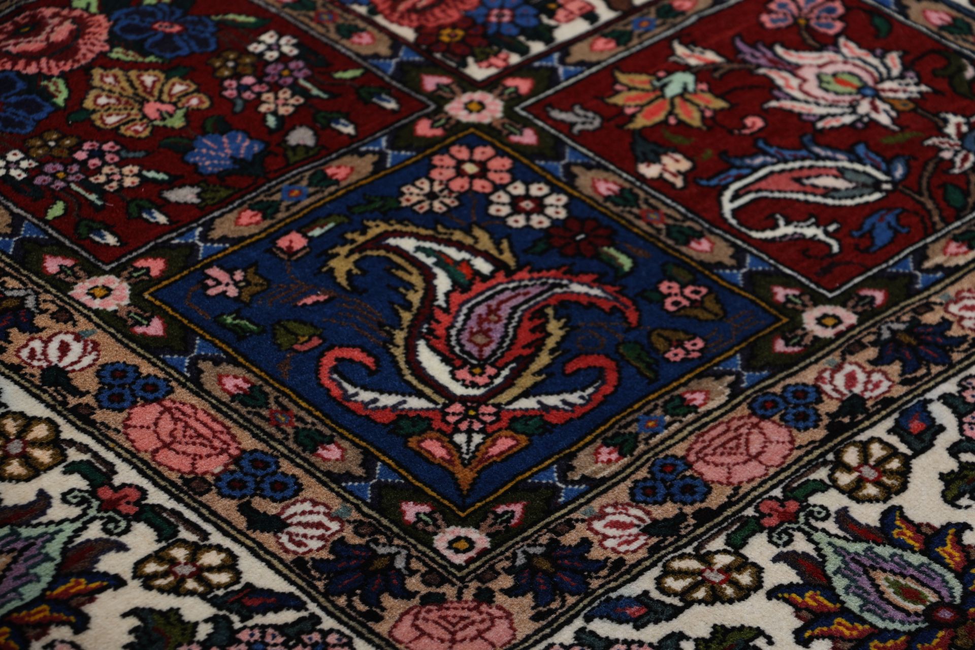 Handgeknüpfter Bakhtiari Perserteppich 208 × 312 cm