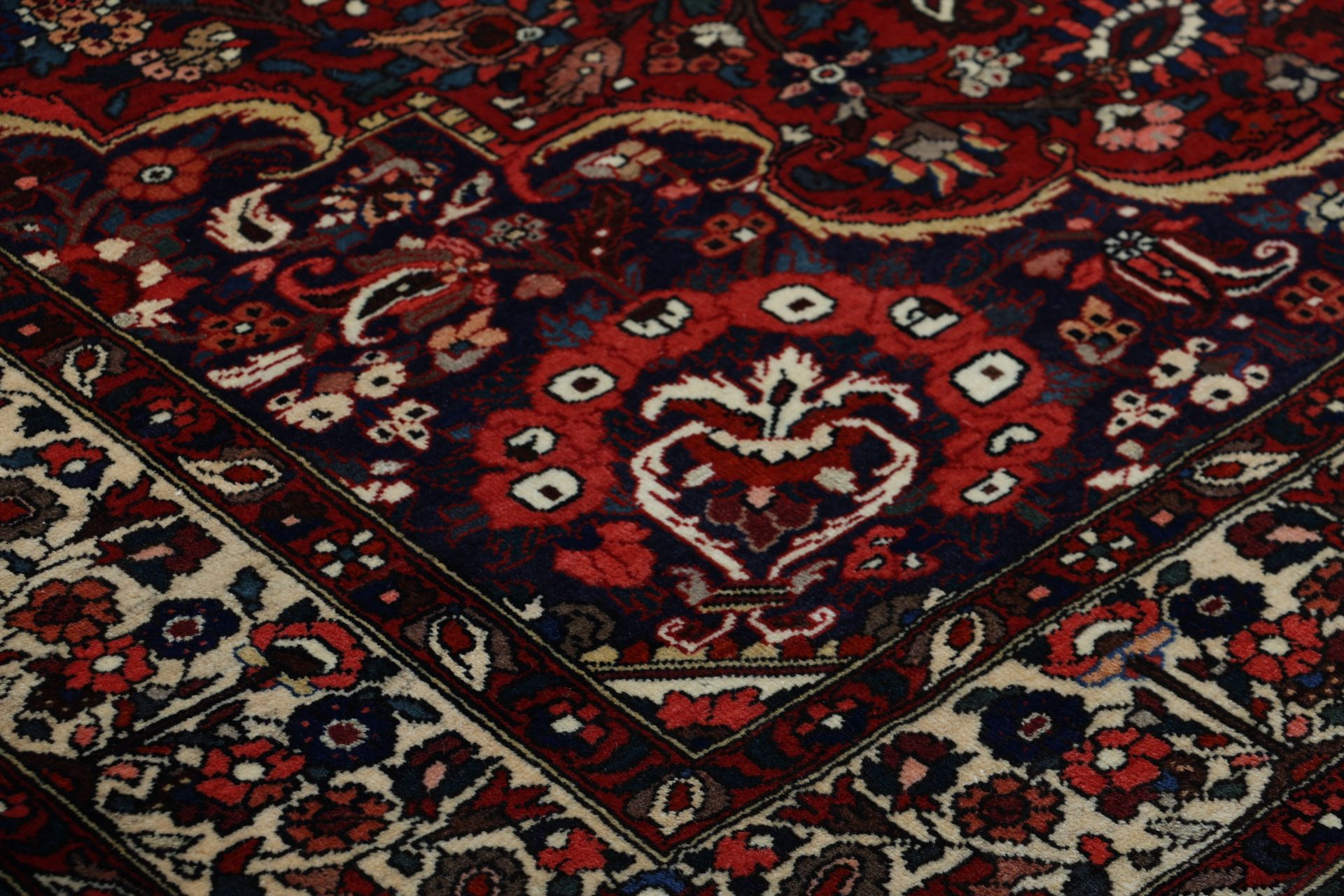 Bakhtiari Perserteppich 216 × 295 cm aus Wolle, handgeknüpft