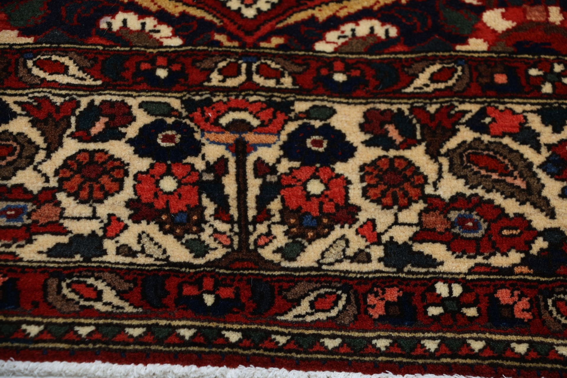 Bakhtiari Perserteppich 216 × 295 cm aus Wolle, handgeknüpft