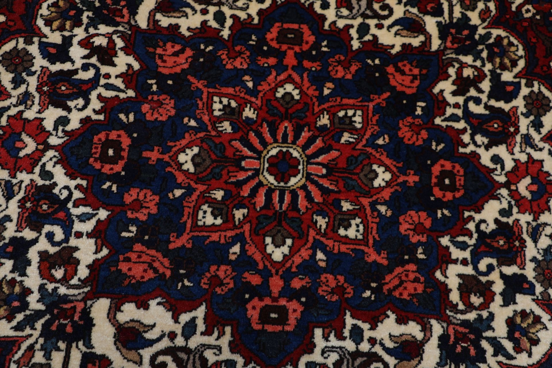 Bakhtiari Perserteppich 216 × 295 cm aus Wolle, handgeknüpft