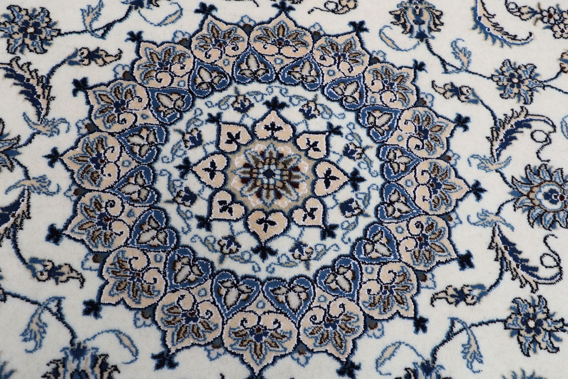 Handgeknüpfter Nain Perserteppich 197 × 288 cm