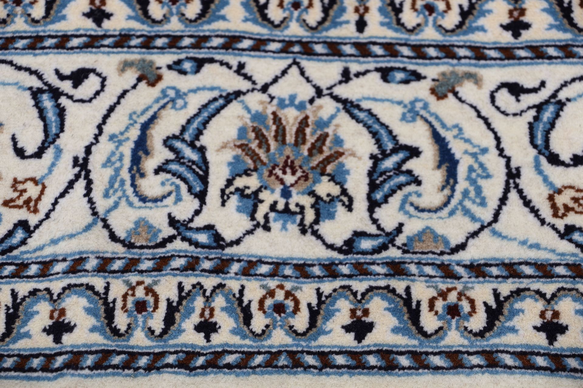 Nain Perserteppich aus Iran, 192 × 292 cm