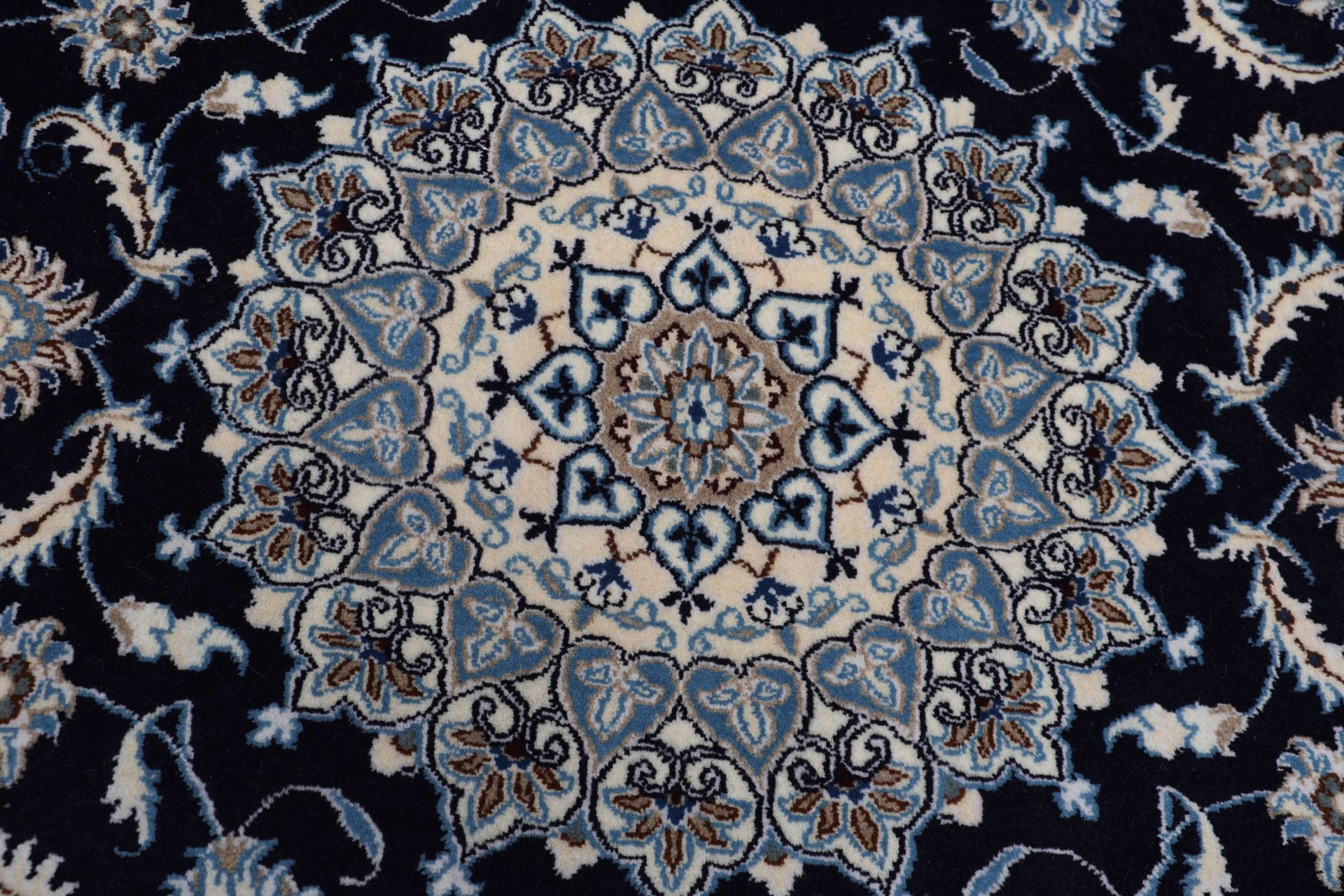Nain Perserteppich aus Iran, 192 × 292 cm