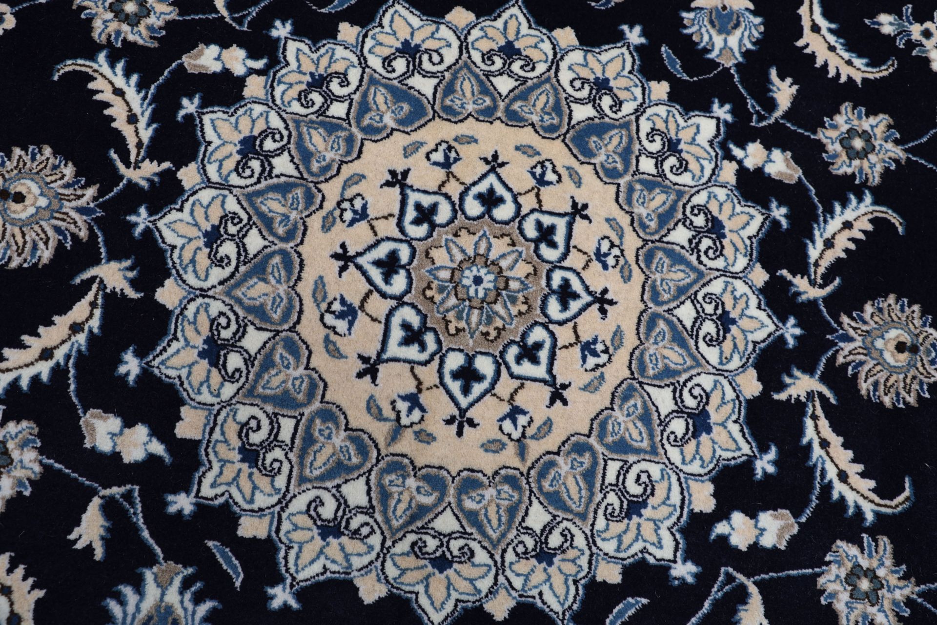Handgeknüpfter Nain Perserteppich 192 × 294 cm