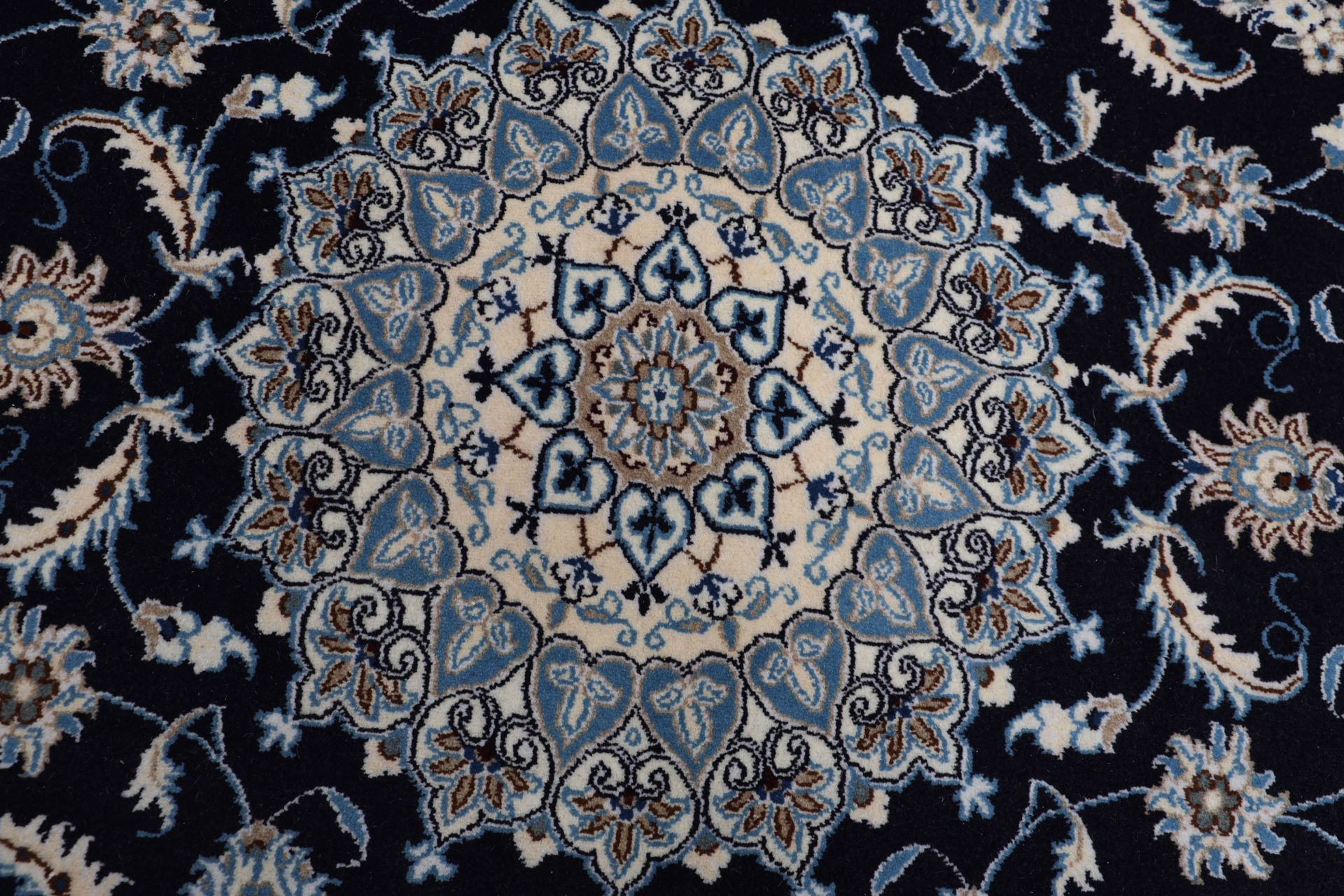 Handgeknüpfter Nain Perserteppich 193 × 294 cm