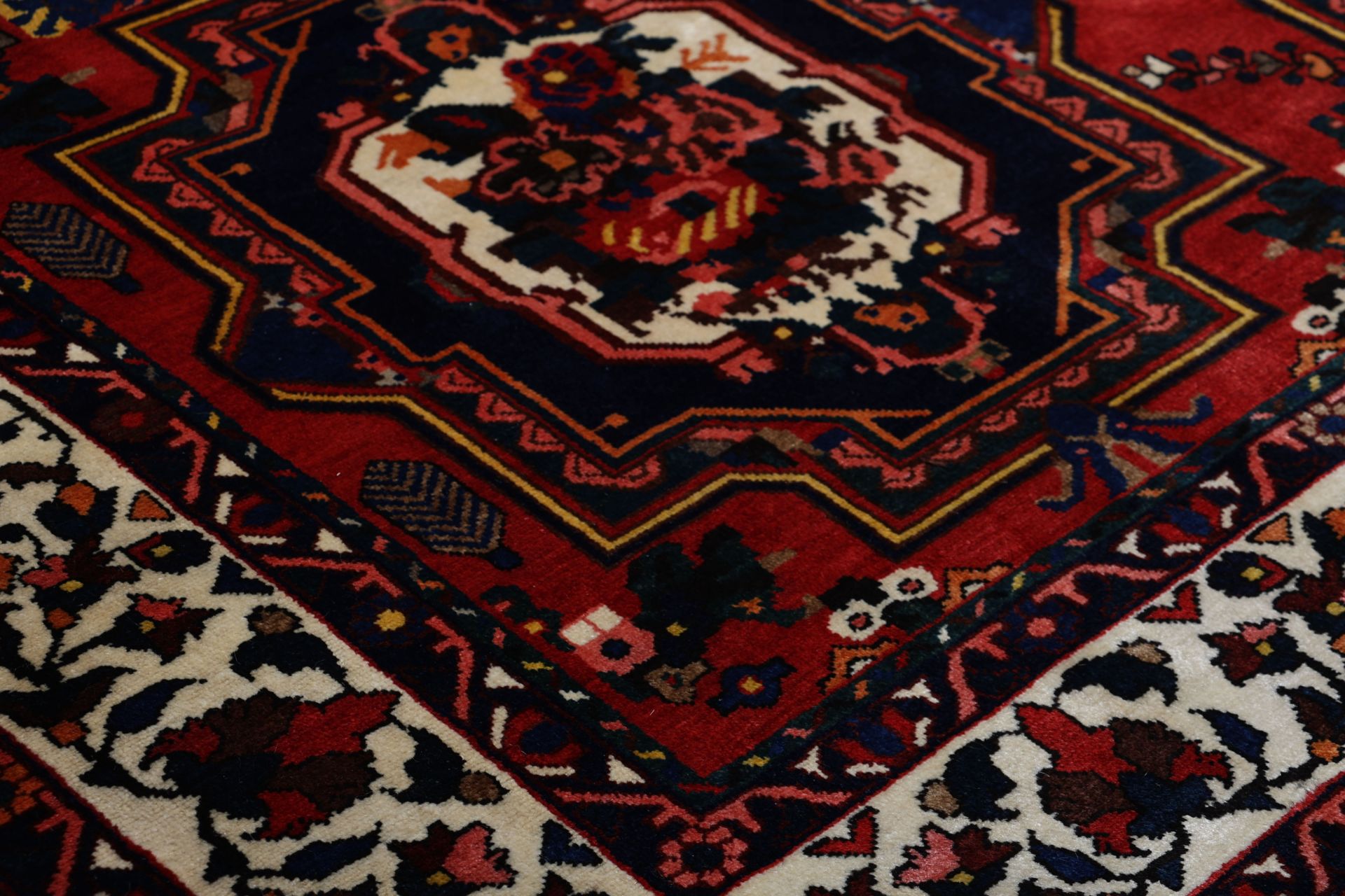 Bakhtiari Perserteppich 220 × 300 cm aus Wolle, handgeknüpft