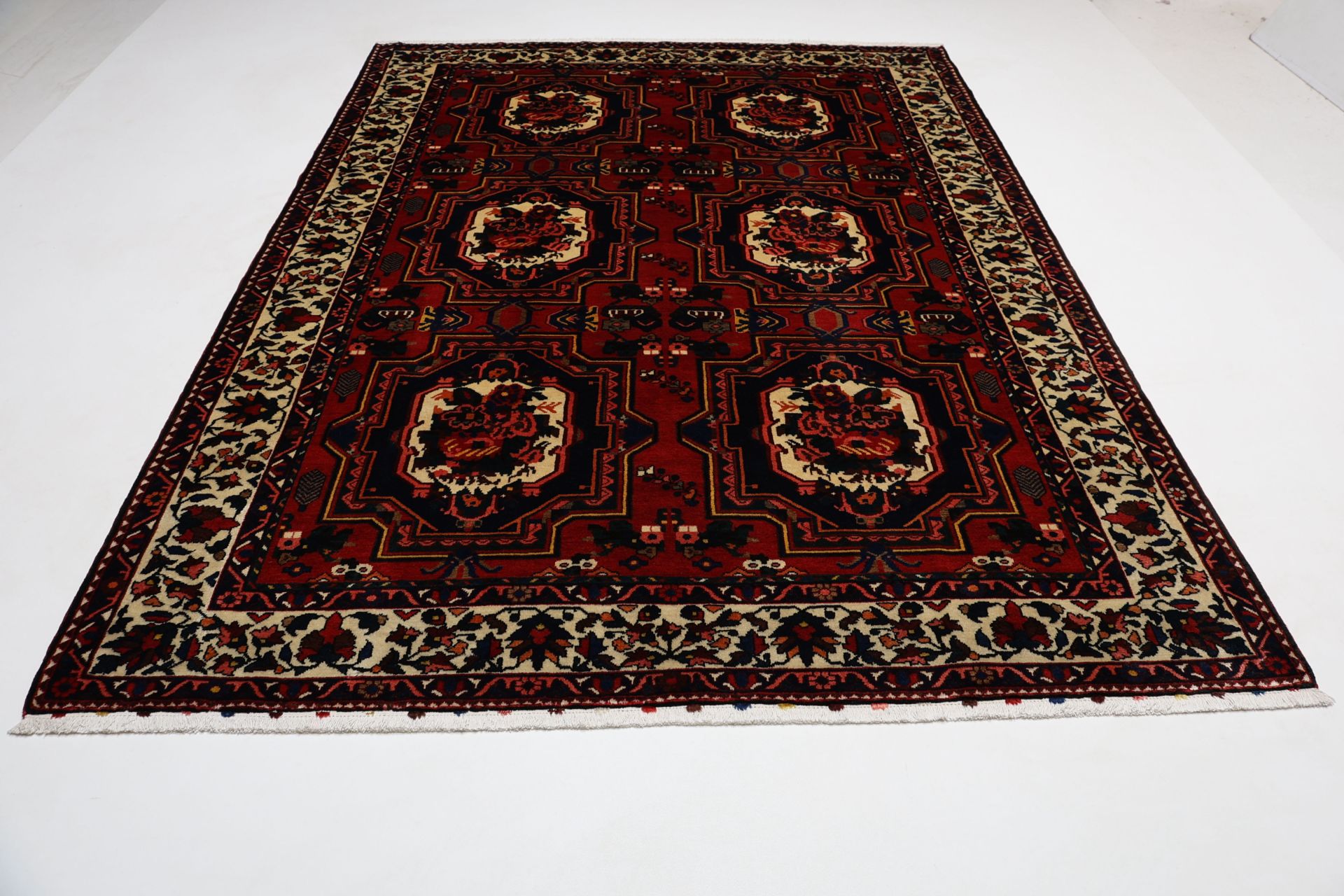 Bakhtiari Perserteppich 220 × 300 cm aus Wolle, handgeknüpft