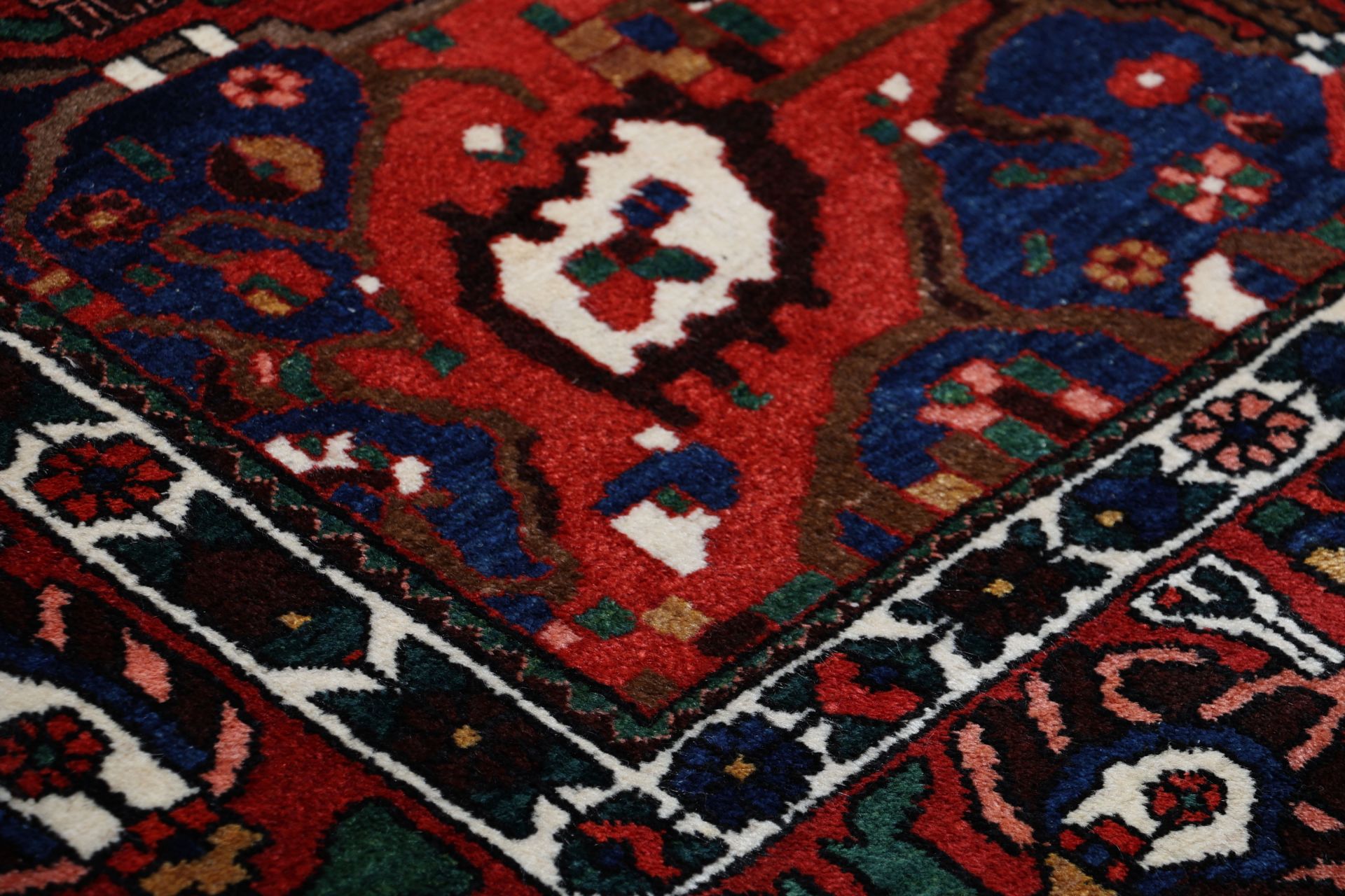 Handgeknüpfter Bakhtiari Perserteppich 224 × 310 cm