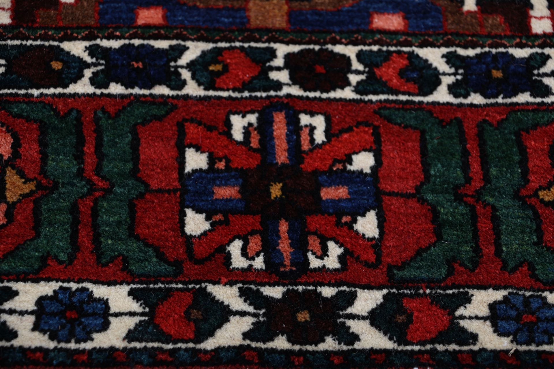 Handgeknüpfter Bakhtiari Perserteppich 224 × 310 cm