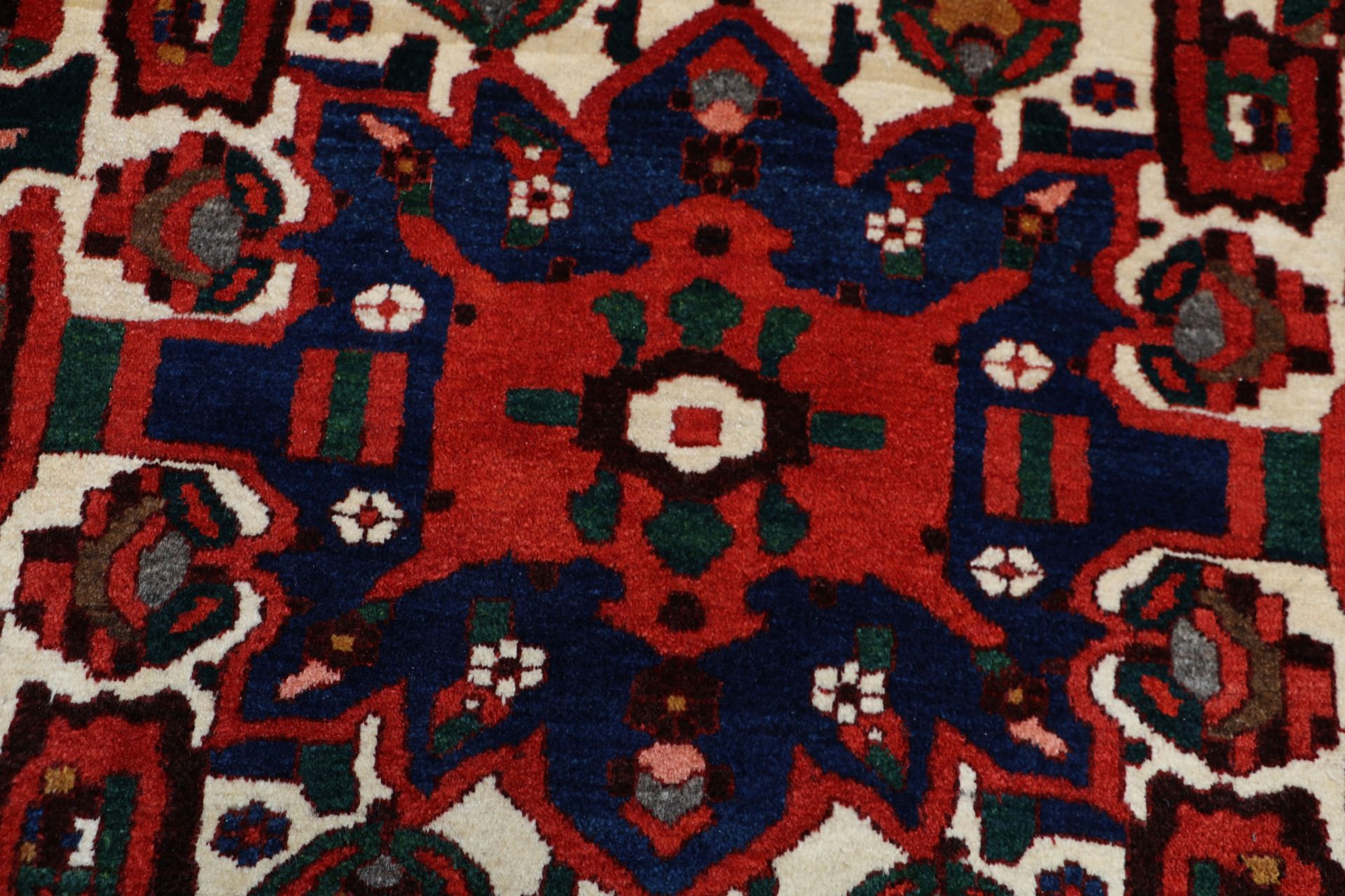 Handgeknüpfter Bakhtiari Perserteppich 224 × 310 cm