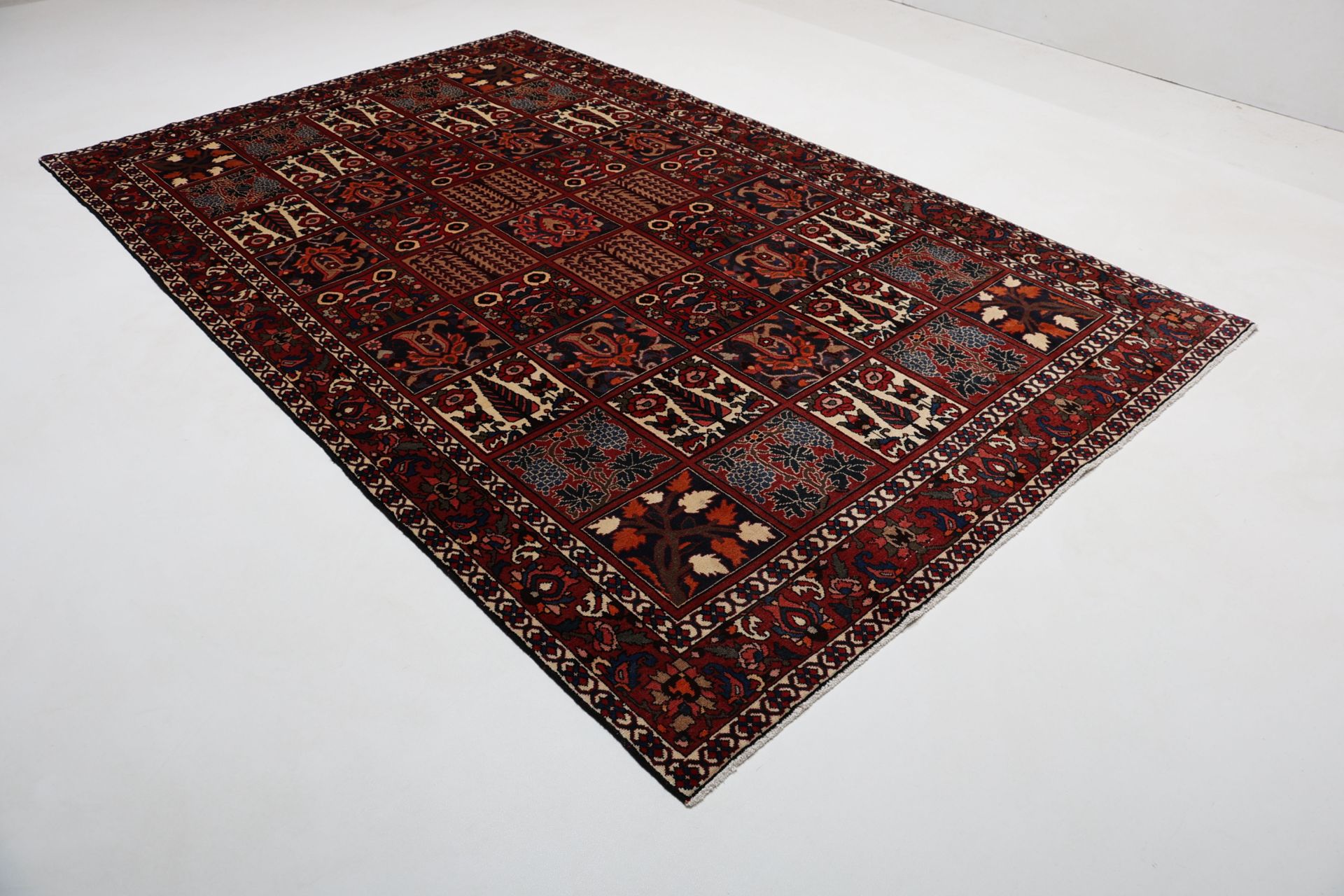 Handgeknüpfter Bakhtiari Perserteppich 197 × 315 cm