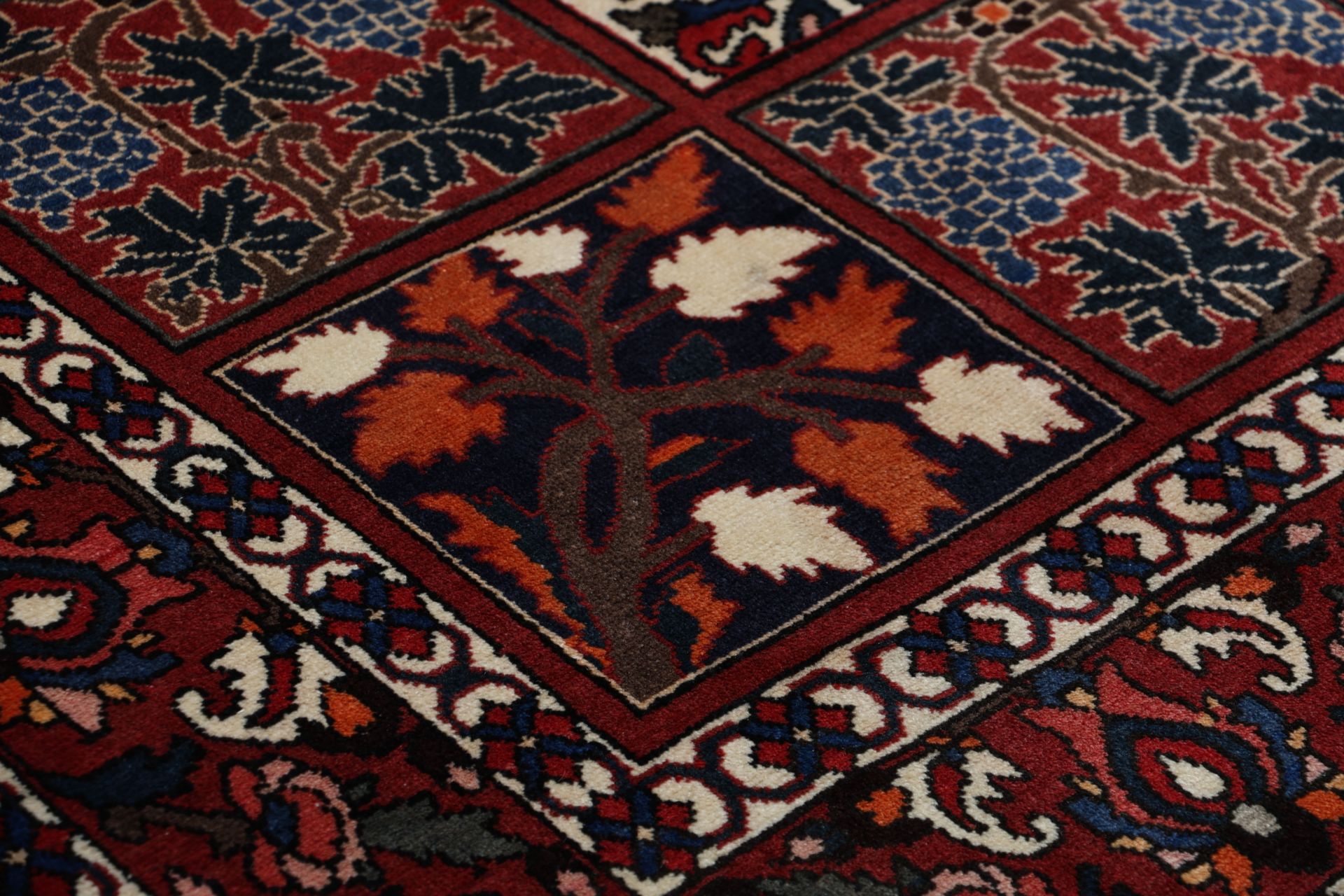 Handgeknüpfter Bakhtiari Perserteppich 197 × 315 cm