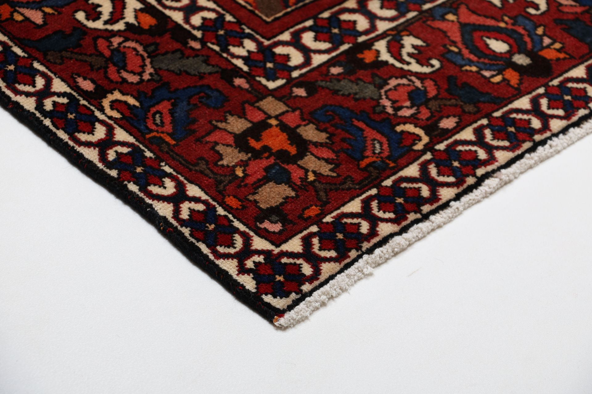 Handgeknüpfter Bakhtiari Perserteppich 197 × 315 cm