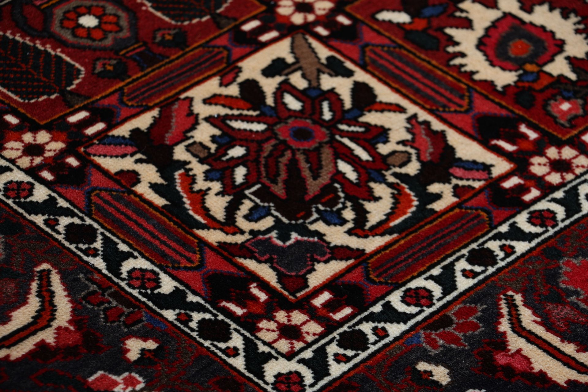Bakhtiari Perserteppich aus Iran, 205 × 300 cm