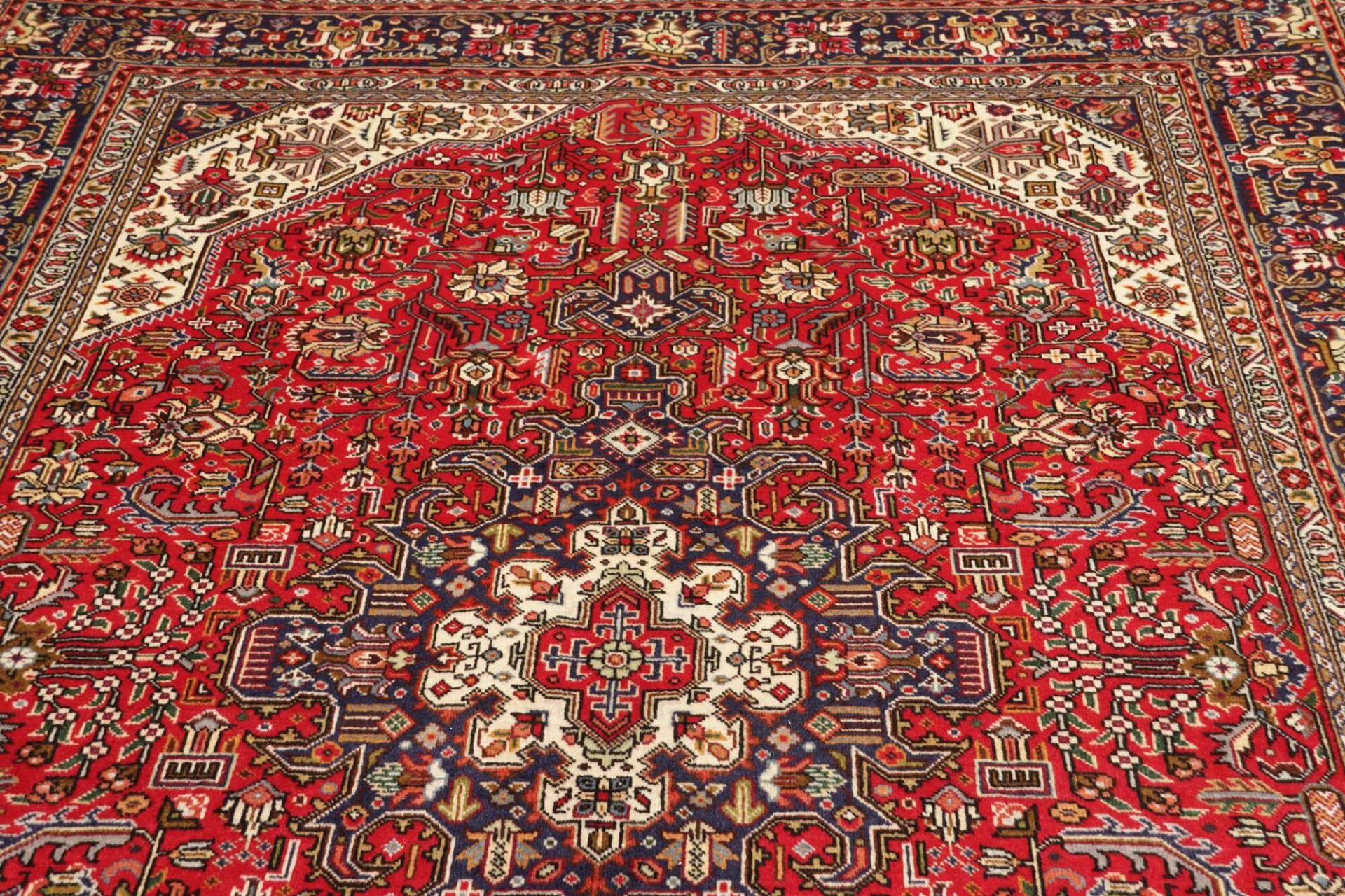 Täbriz Perserteppich 199 × 292 cm aus Wolle, handgeknüpft