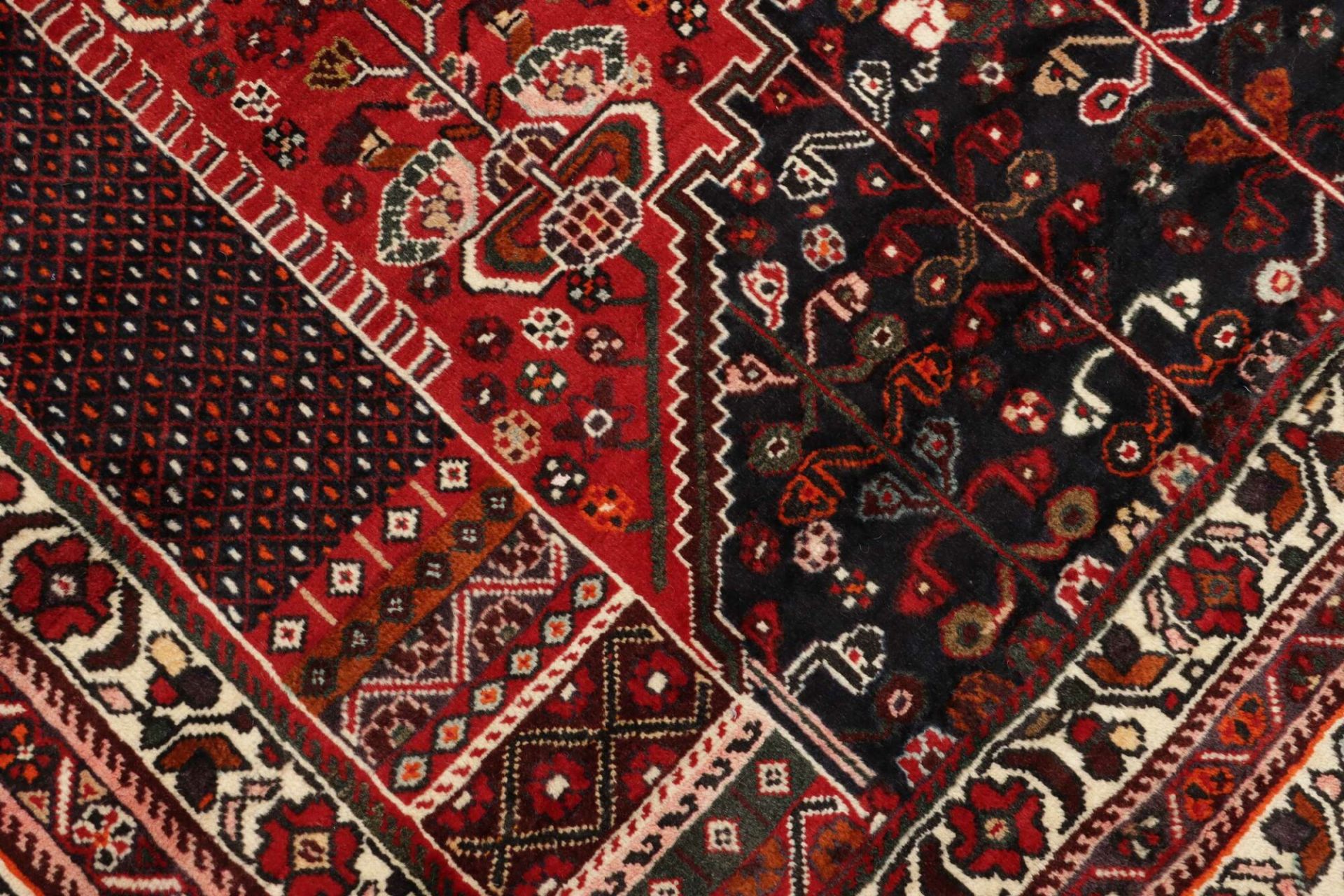 Handgeknüpfter Qashqai Perserteppich 176 × 277 cm