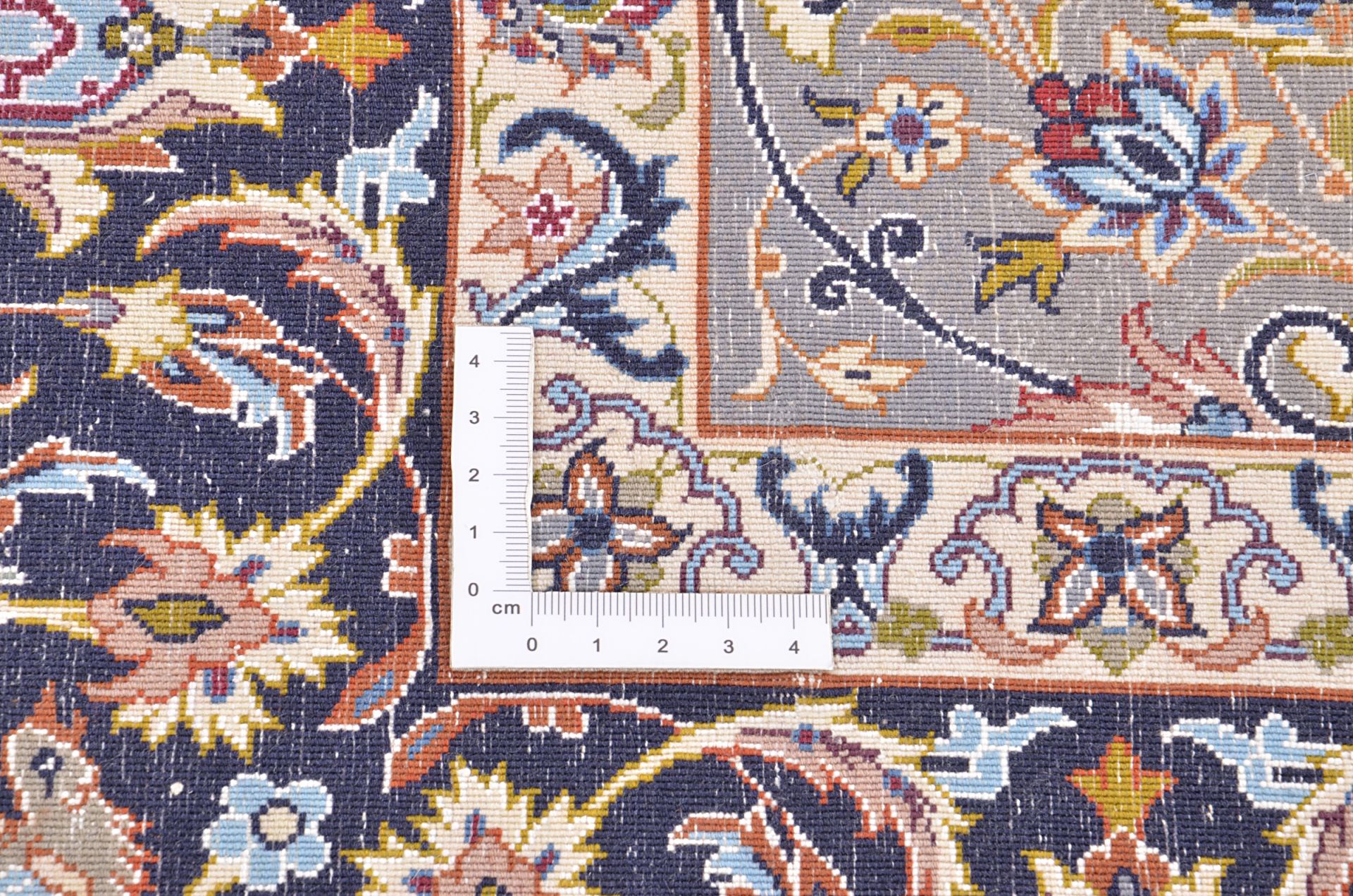 perserteppich-isfahan-113-x-164-cm-schurwolle-seide-handgeknupft-7 Isfahan Perserteppich 113 × 164 cm aus Wolle & Seide, handgeknüpft