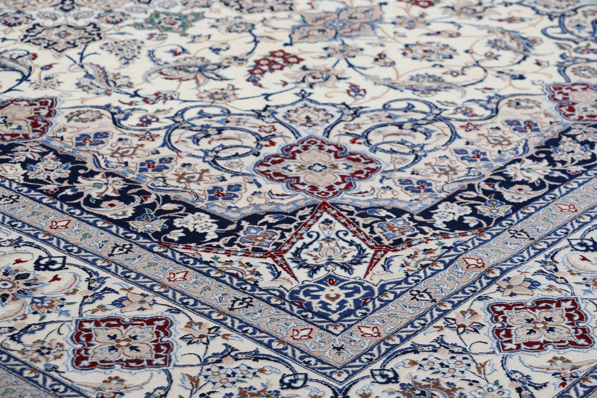 Nain Perserteppich 220 × 320 cm aus Wolle & Seide, handgeknüpft