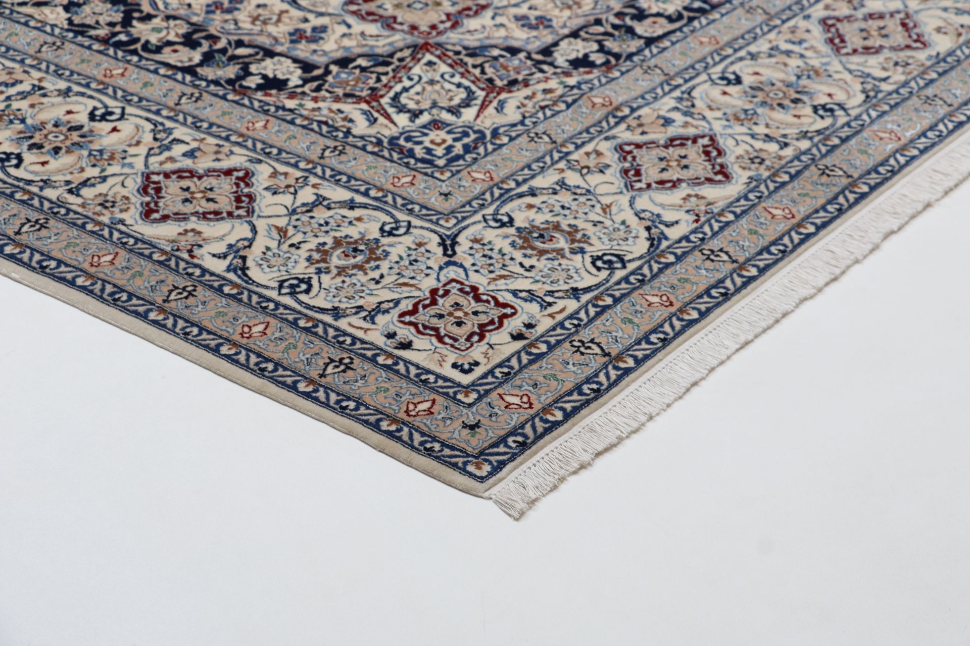 Nain Perserteppich 220 × 320 cm aus Wolle & Seide, handgeknüpft