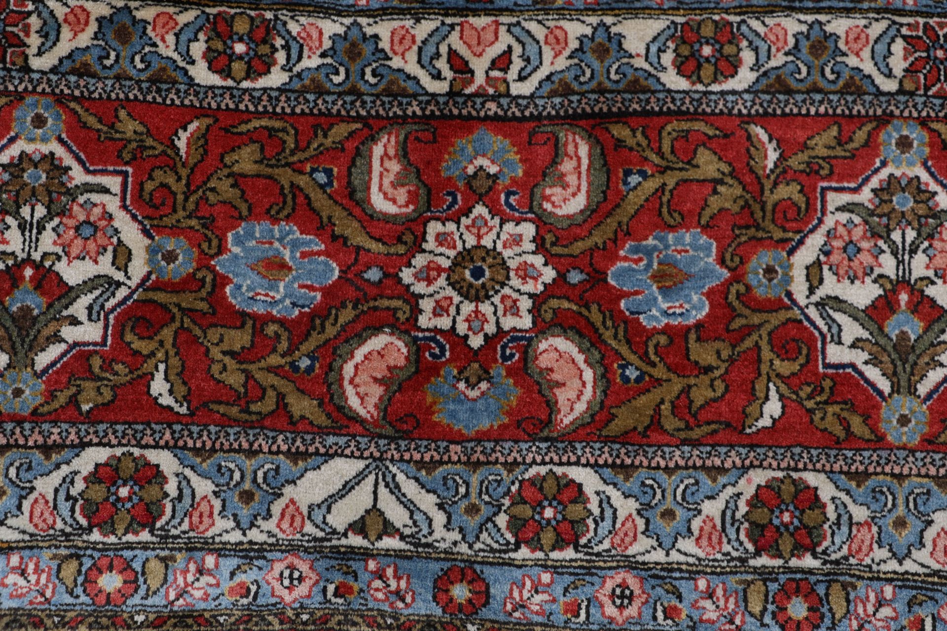 perserteppich-ghom-327-x-418-cm-schurwolle-handgeknupft-antik-5 Ghom Perserteppich 327 × 418 cm aus Wolle, handgeknüpft