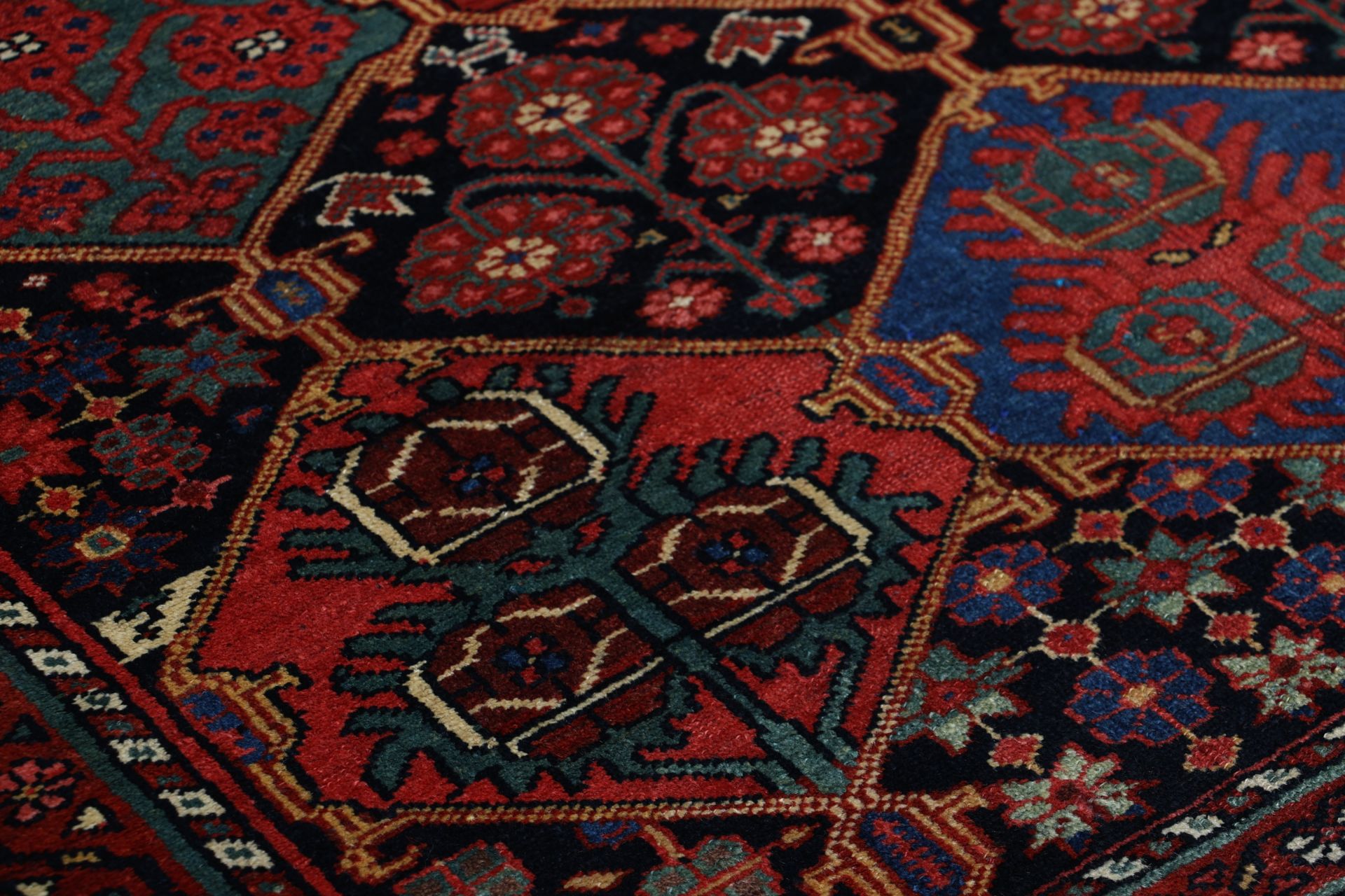 Antiker Bakhtiari Perserteppich aus Iran, 137 × 218 cm