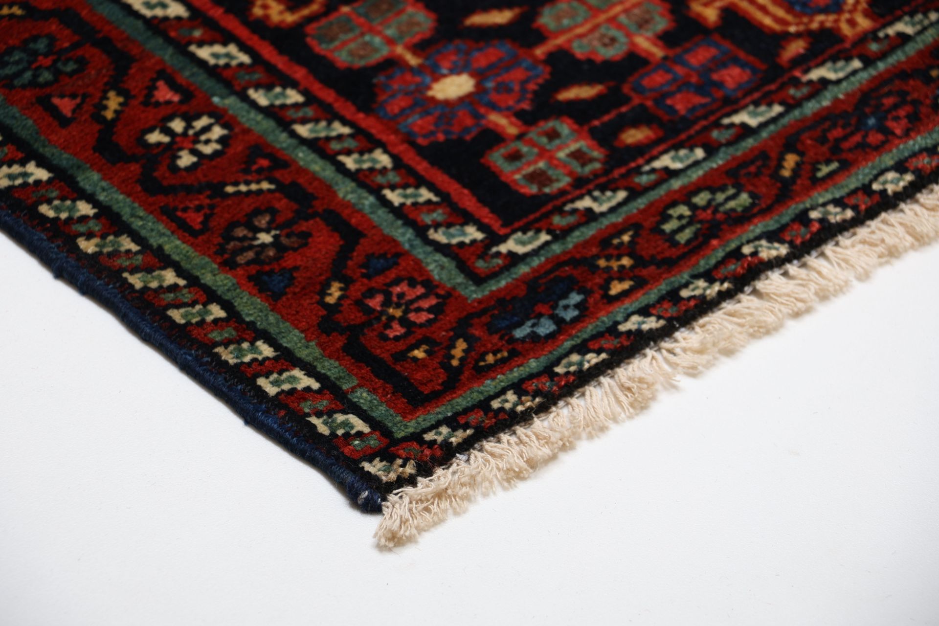 Antiker Bakhtiari Perserteppich aus Iran, 137 × 218 cm