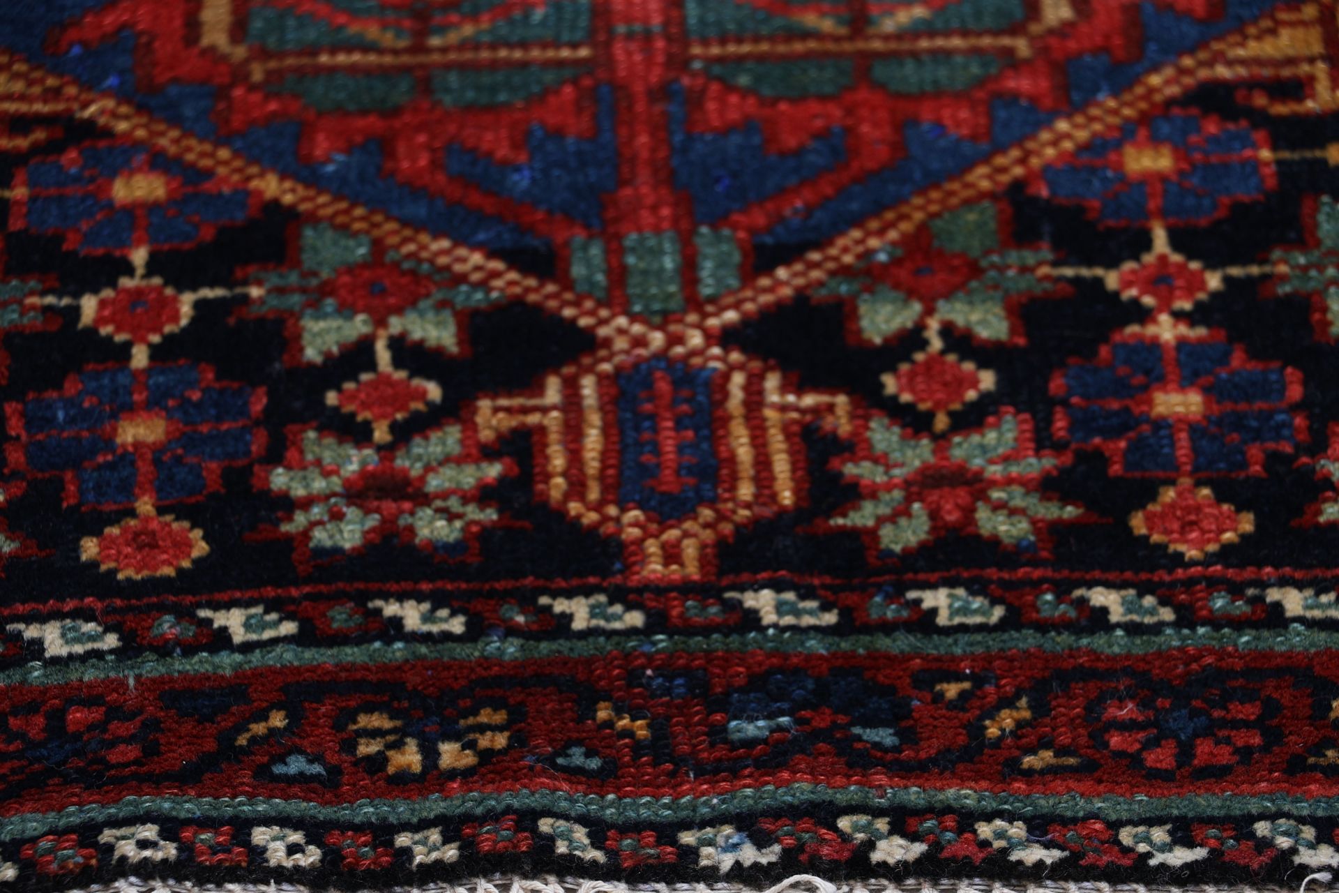 Antiker Bakhtiari Perserteppich aus Iran, 137 × 218 cm
