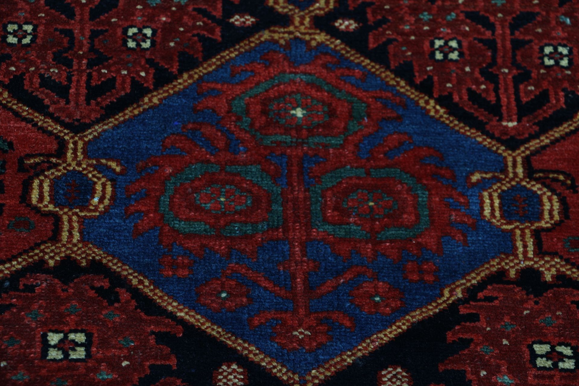 Antiker Bakhtiari Perserteppich aus Iran, 137 × 218 cm