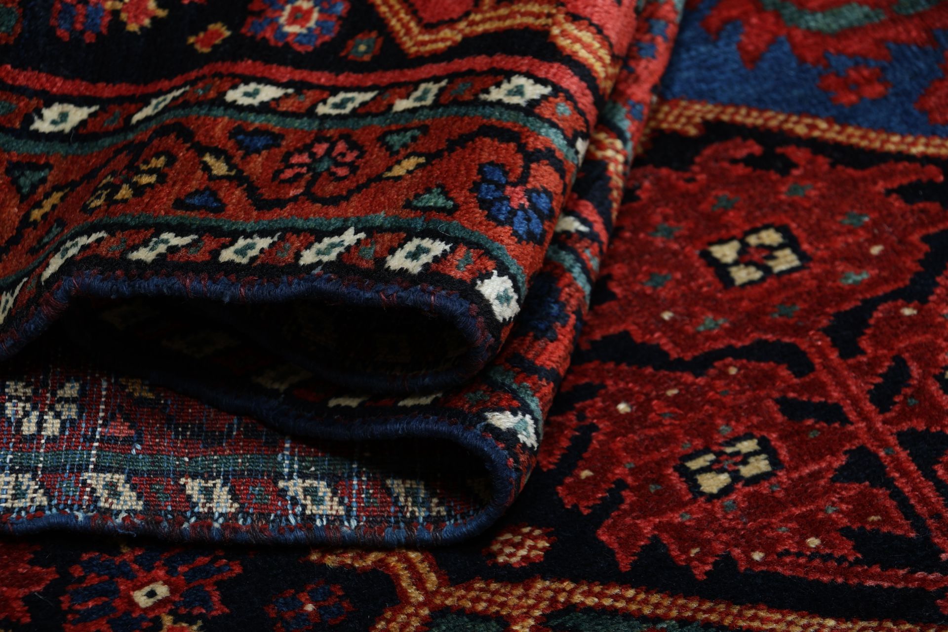 Antiker Bakhtiari Perserteppich aus Iran, 137 × 218 cm