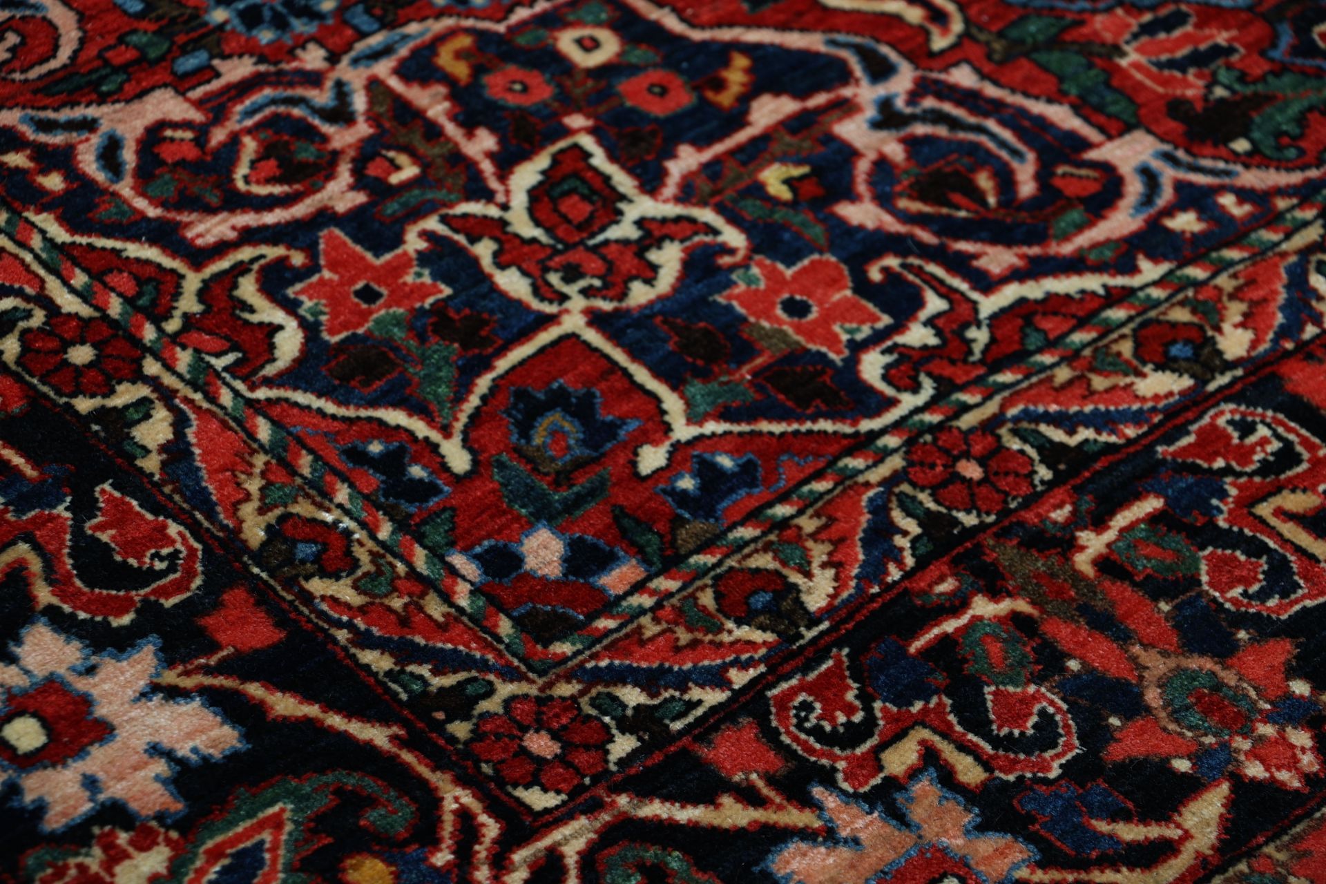 Antiker Bakhtiari Perserteppich aus Iran, 145 × 210 cm