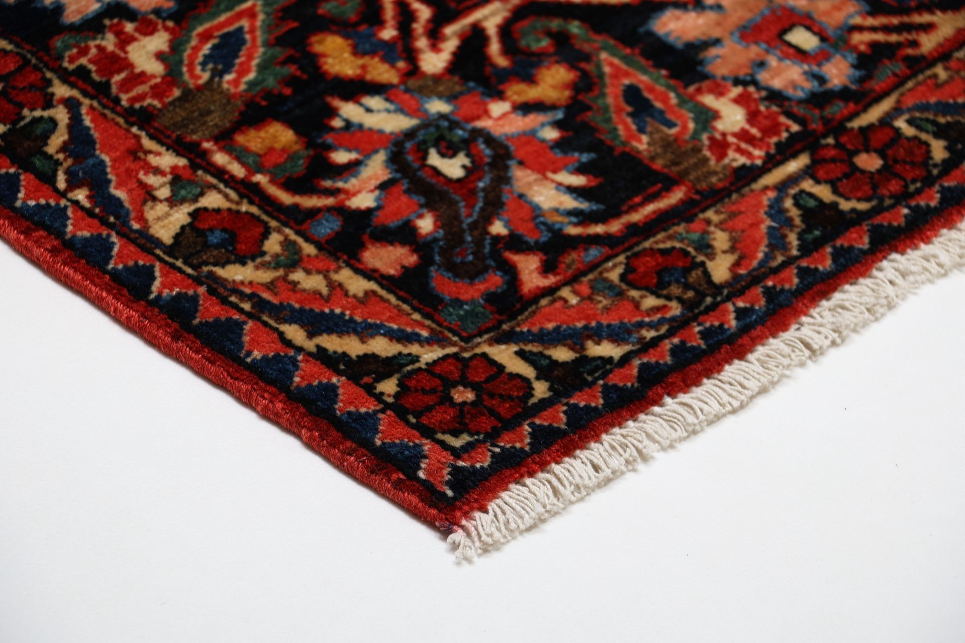 Antiker Bakhtiari Perserteppich aus Iran, 145 × 210 cm
