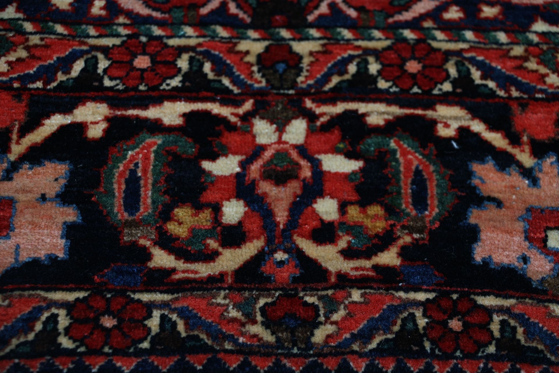 Antiker Bakhtiari Perserteppich aus Iran, 145 × 210 cm