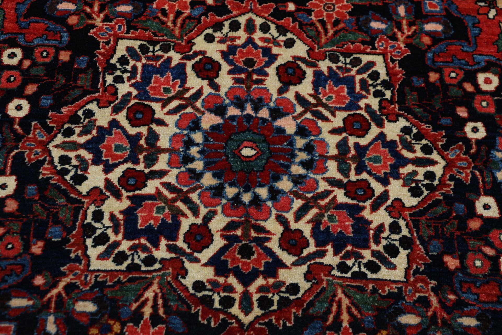 Antiker Bakhtiari Perserteppich aus Iran, 145 × 210 cm