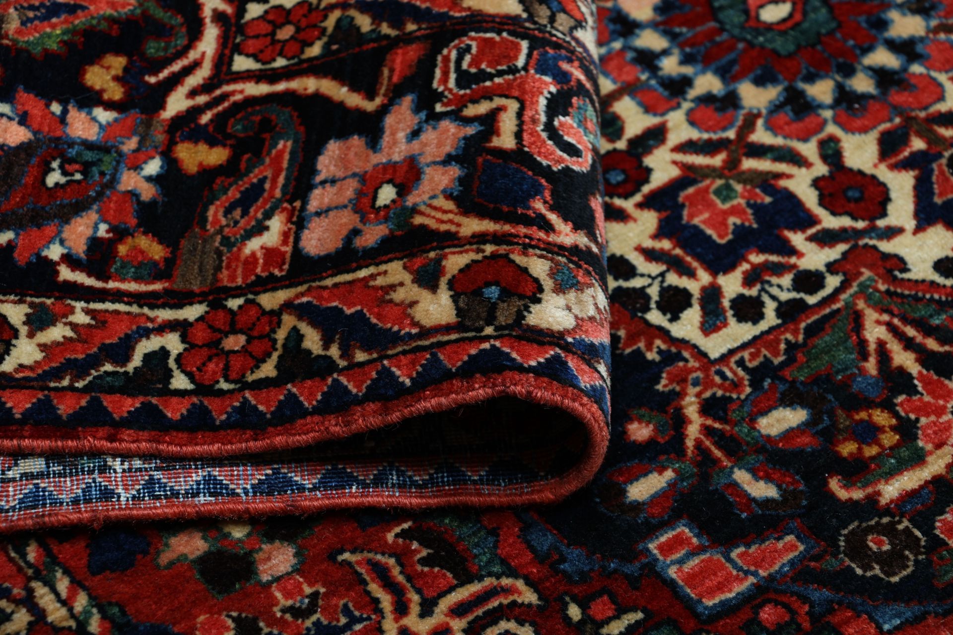 Antiker Bakhtiari Perserteppich aus Iran, 145 × 210 cm