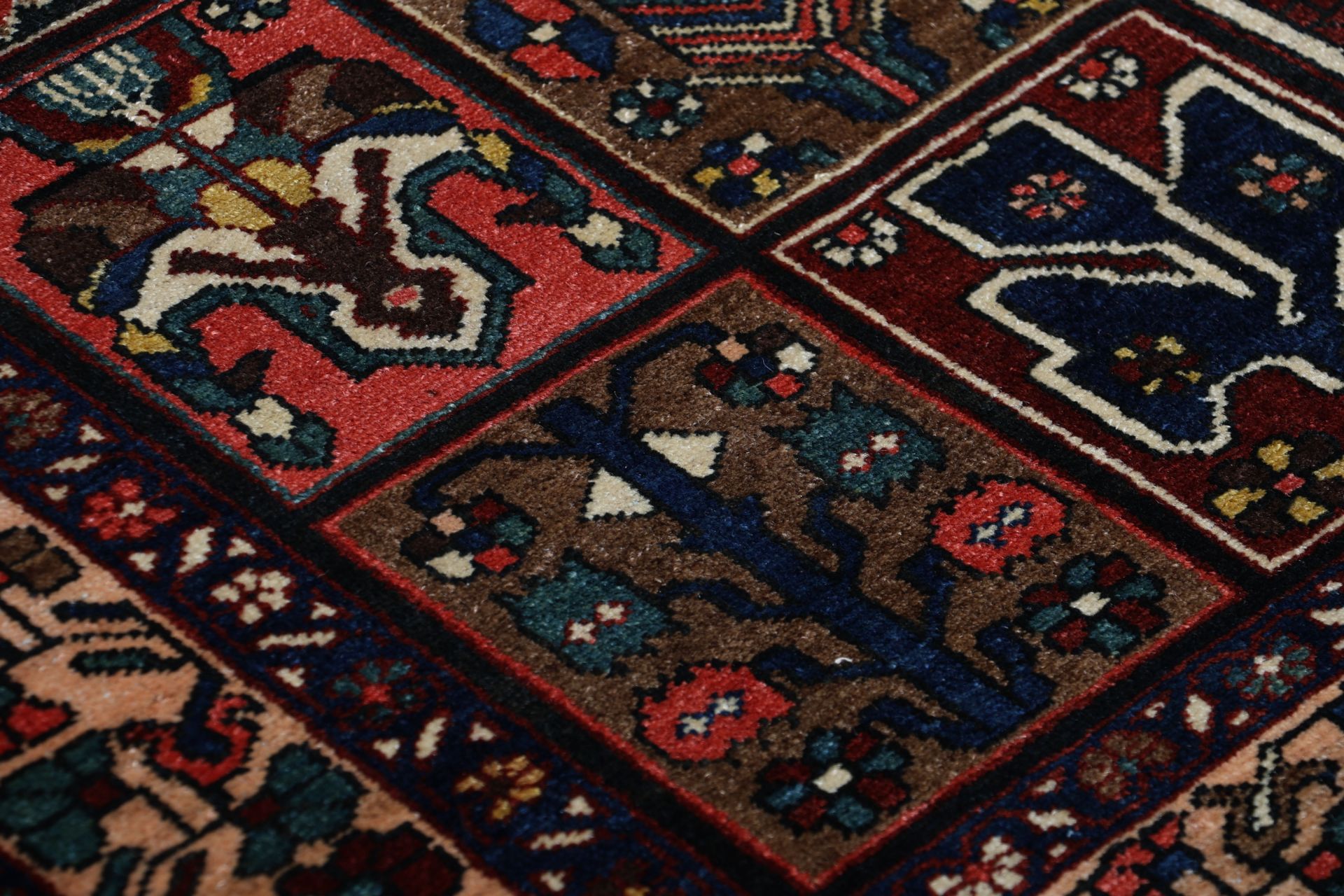 Antiker Bakhtiari Perserteppich, 162 × 205 cm, Wolle