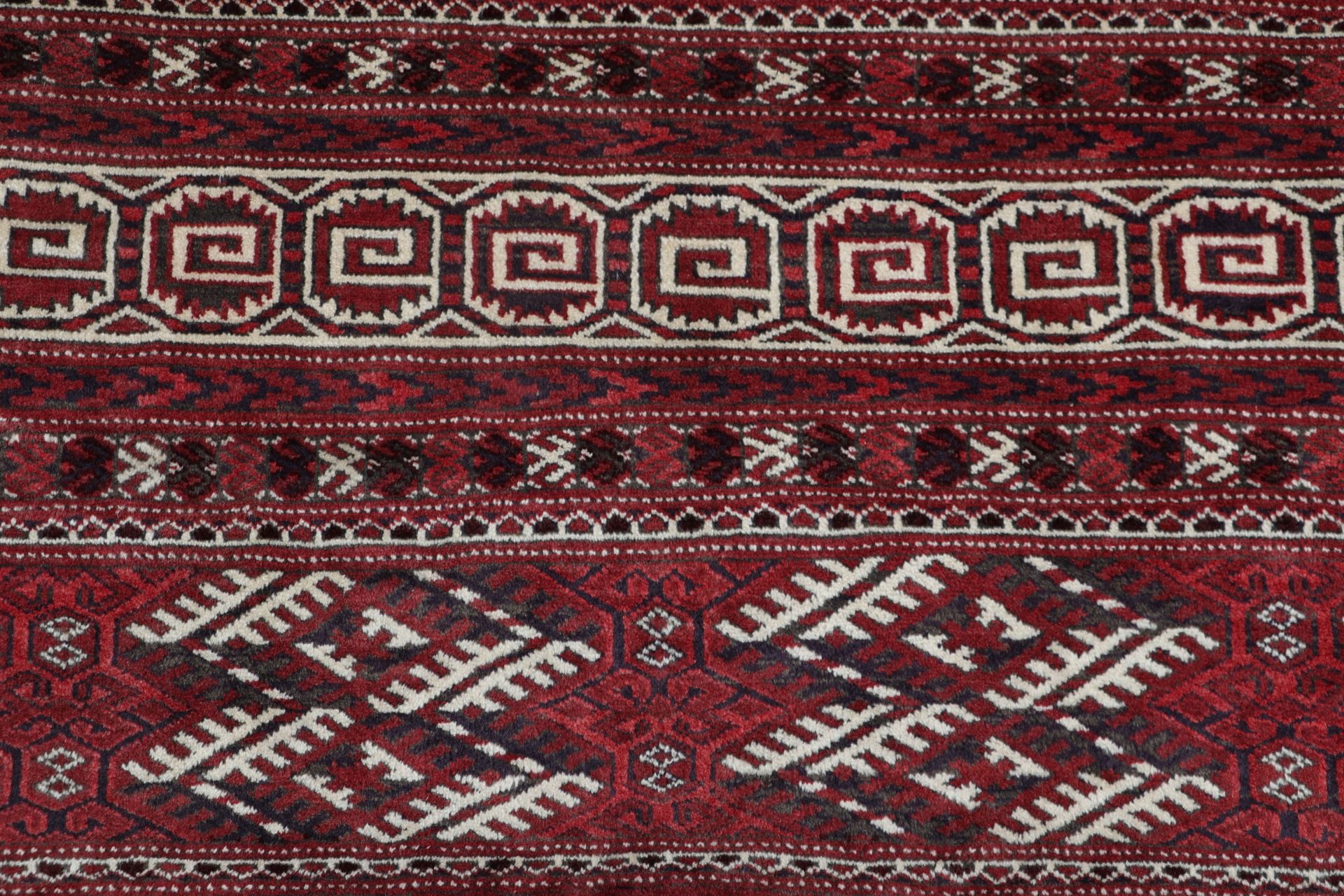 Turkmen Perserteppich aus Iran, 255 × 376 cm