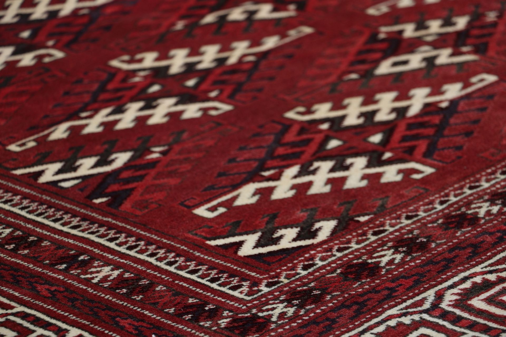 Turkmen Perserteppich aus Iran, 255 × 376 cm