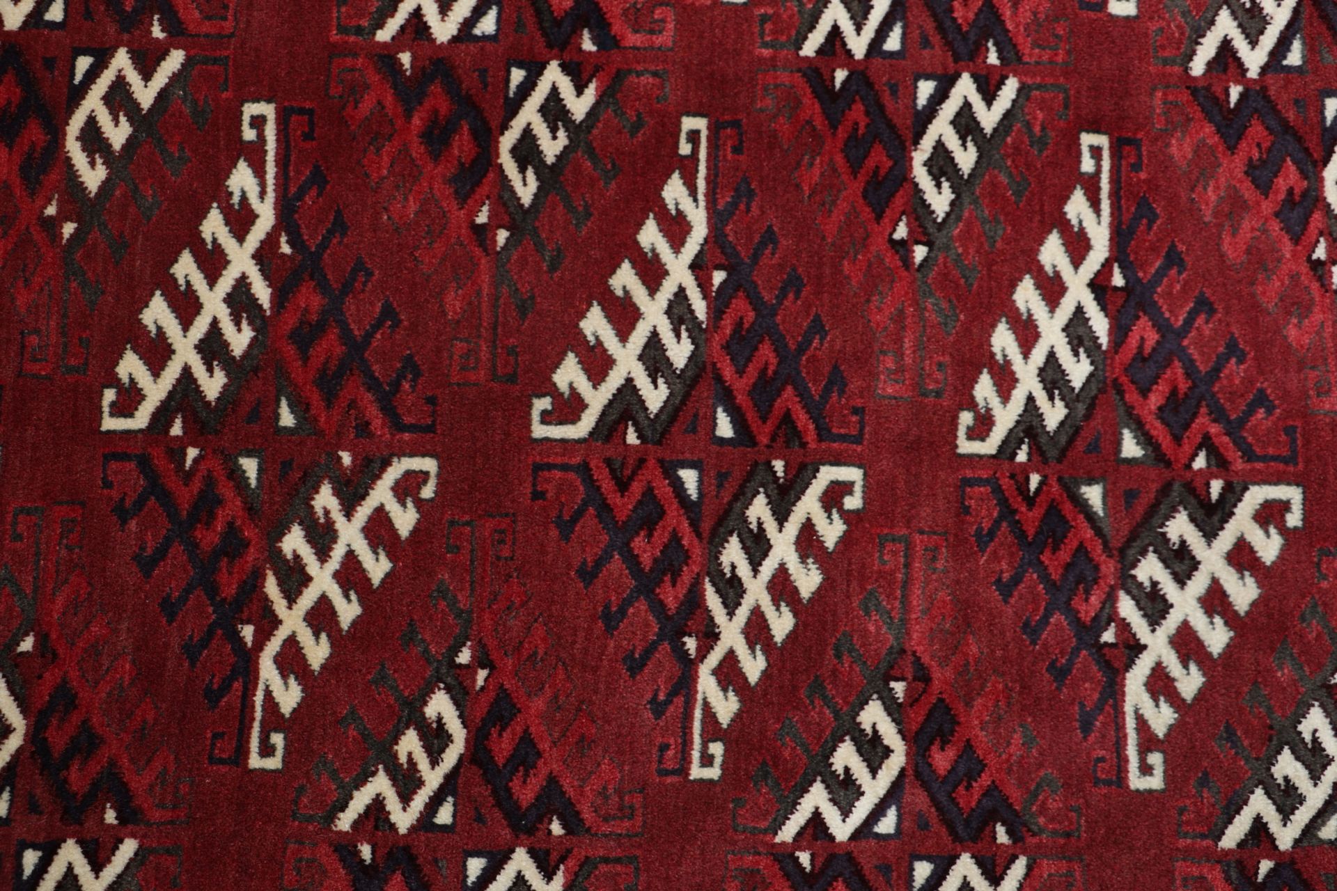 Turkmen Perserteppich aus Iran, 255 × 376 cm