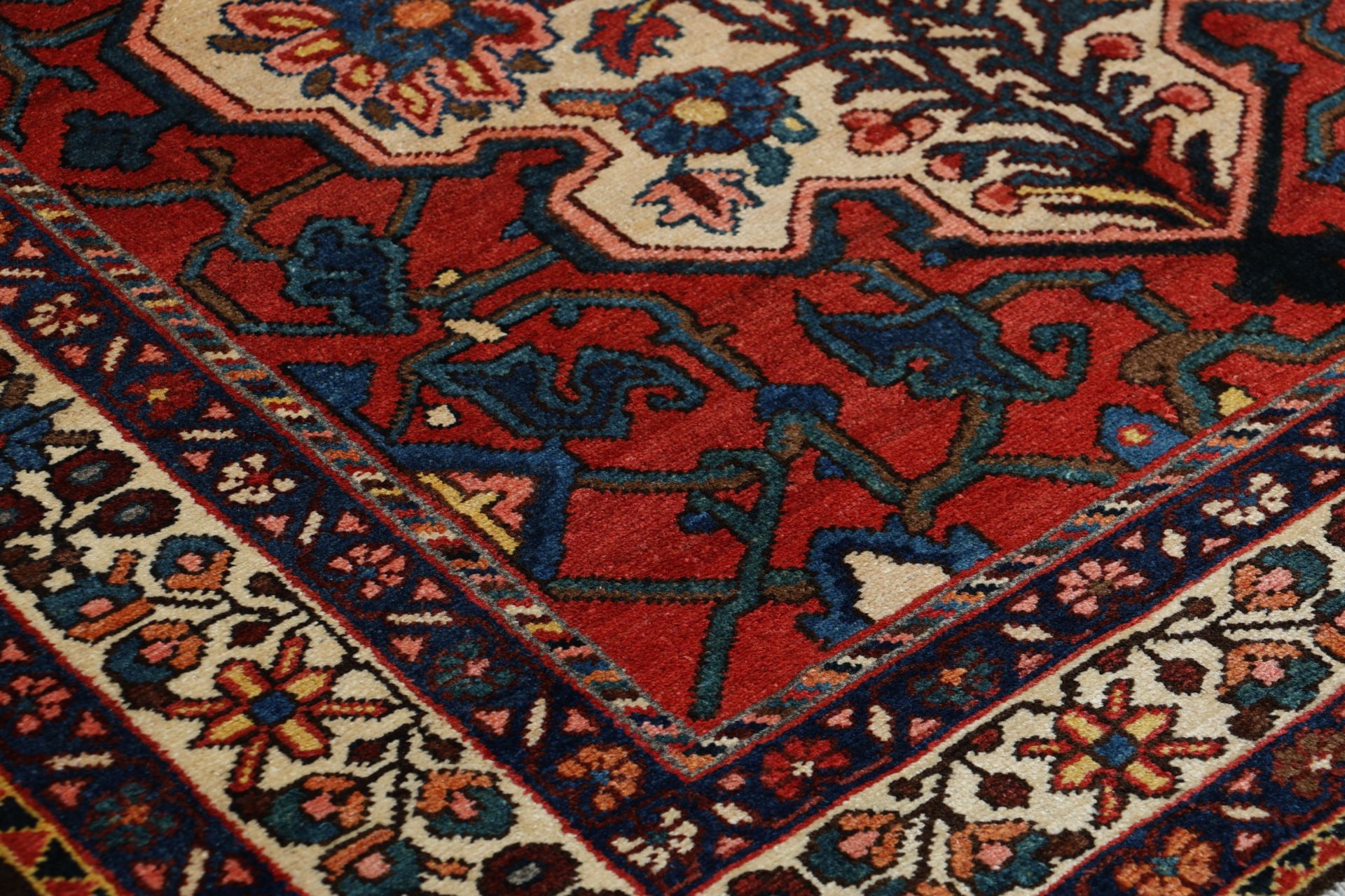 Bakhtiari Perserteppich 141 × 219 cm aus Wolle, handgeknüpft