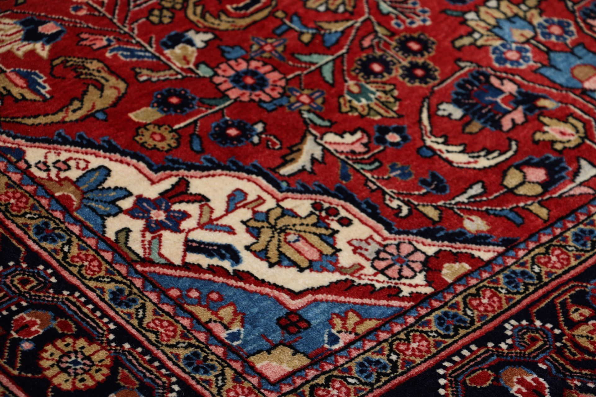 Antiker Perserteppich aus Iran, 138 × 215 cm