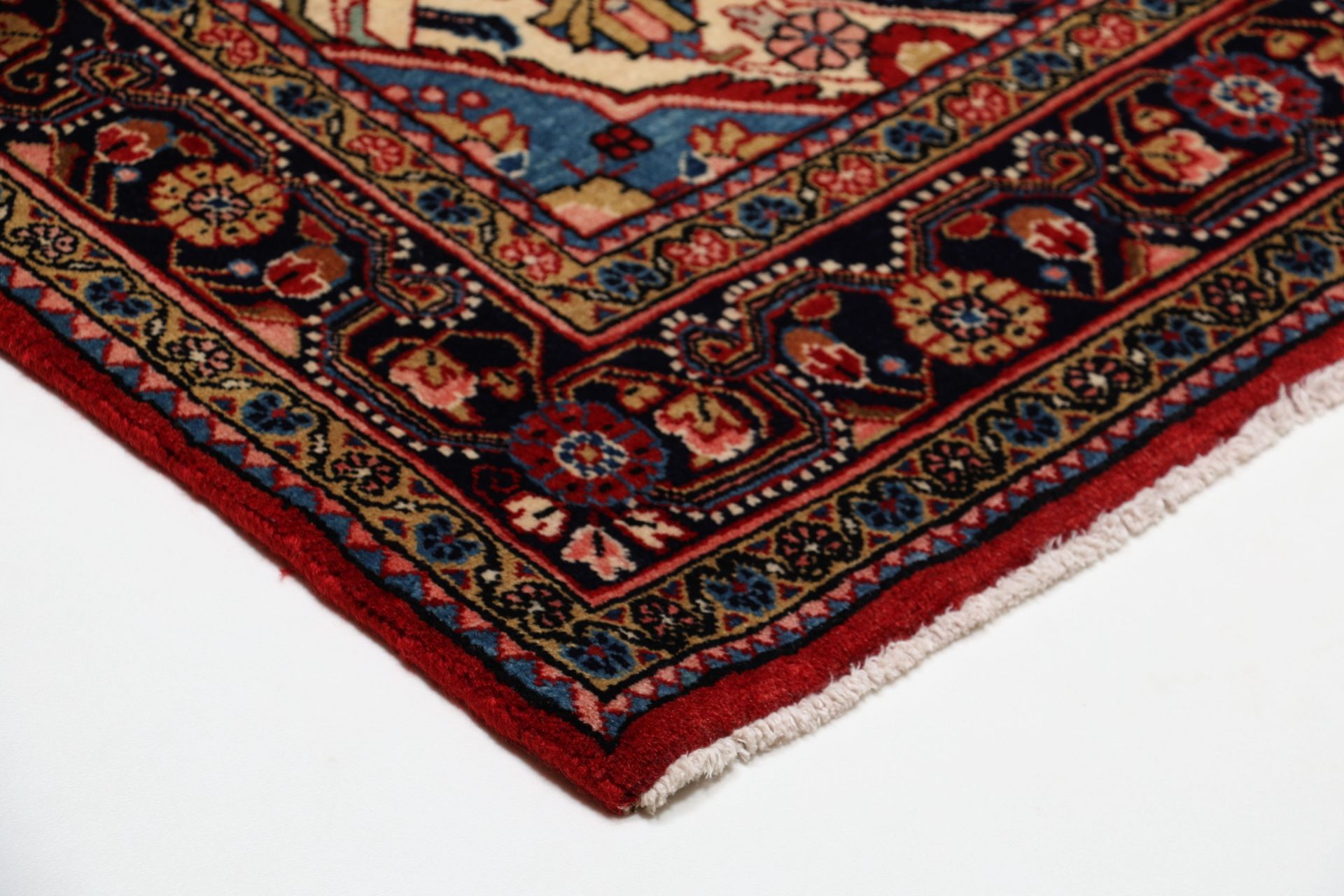 Antiker Perserteppich aus Iran, 138 × 215 cm