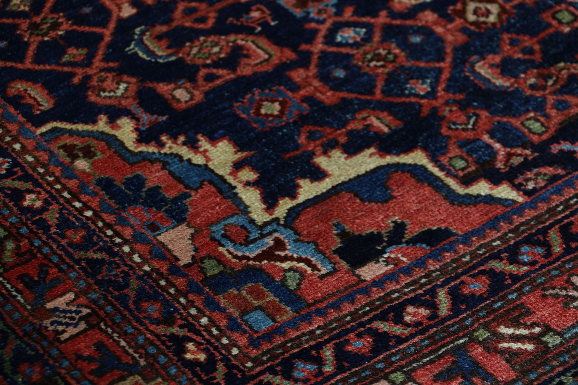 Antiker Hamadan Perserteppich aus Iran, 132 × 195 cm